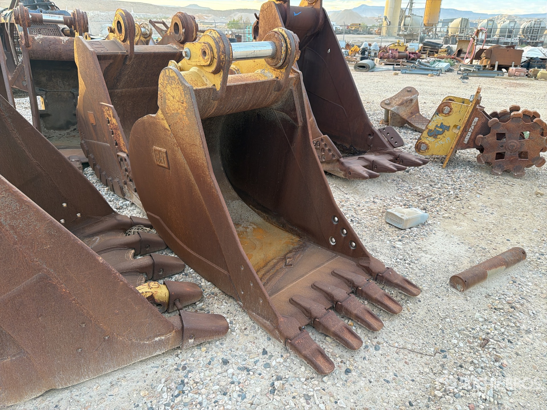 Caterpillar 32 IN DIGGING