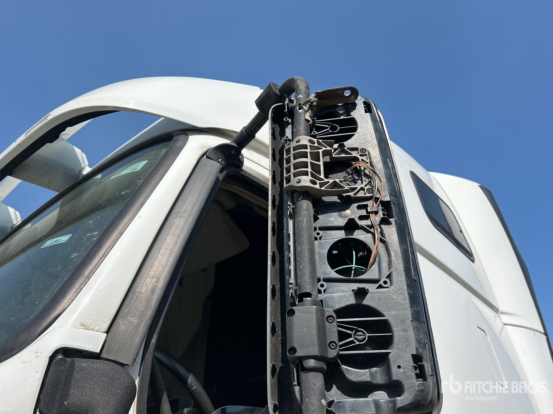 2024 Volvo VNR64T