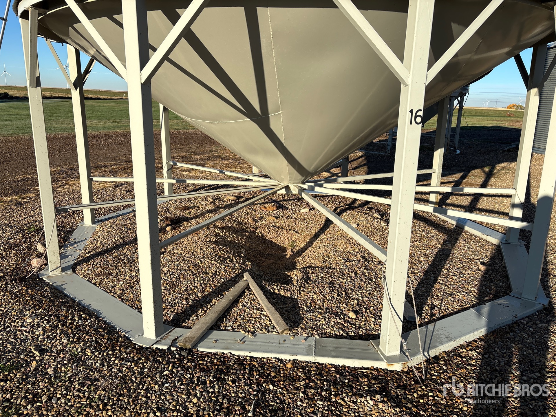 Butler +/- 3700 BU 4 RING HOPPER
