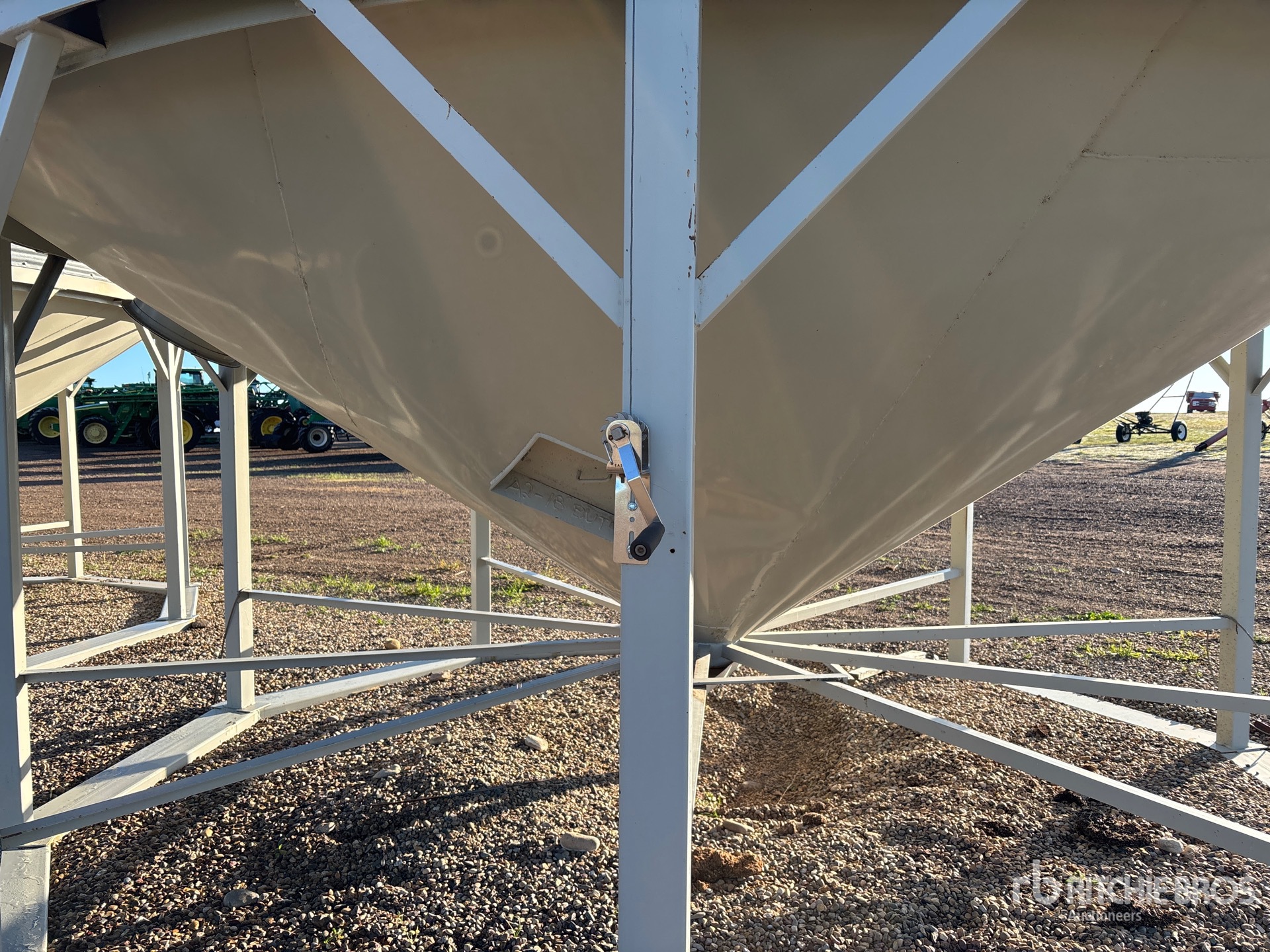 Butler +/- 3700 BU 4 RING HOPPER