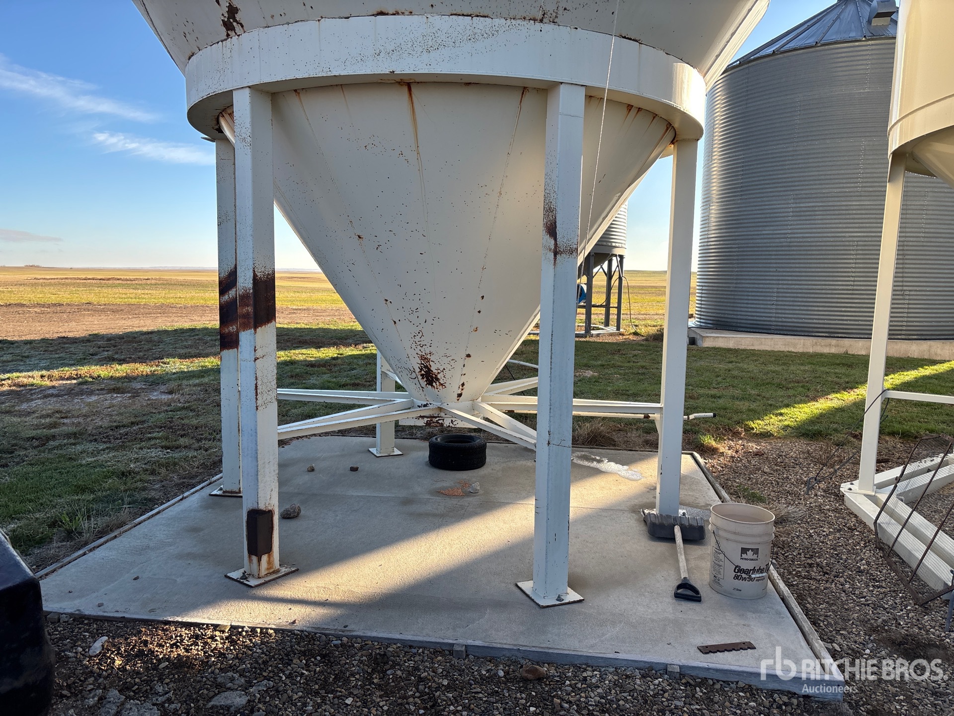 Wheatland +/- 2000 BU HOPPER