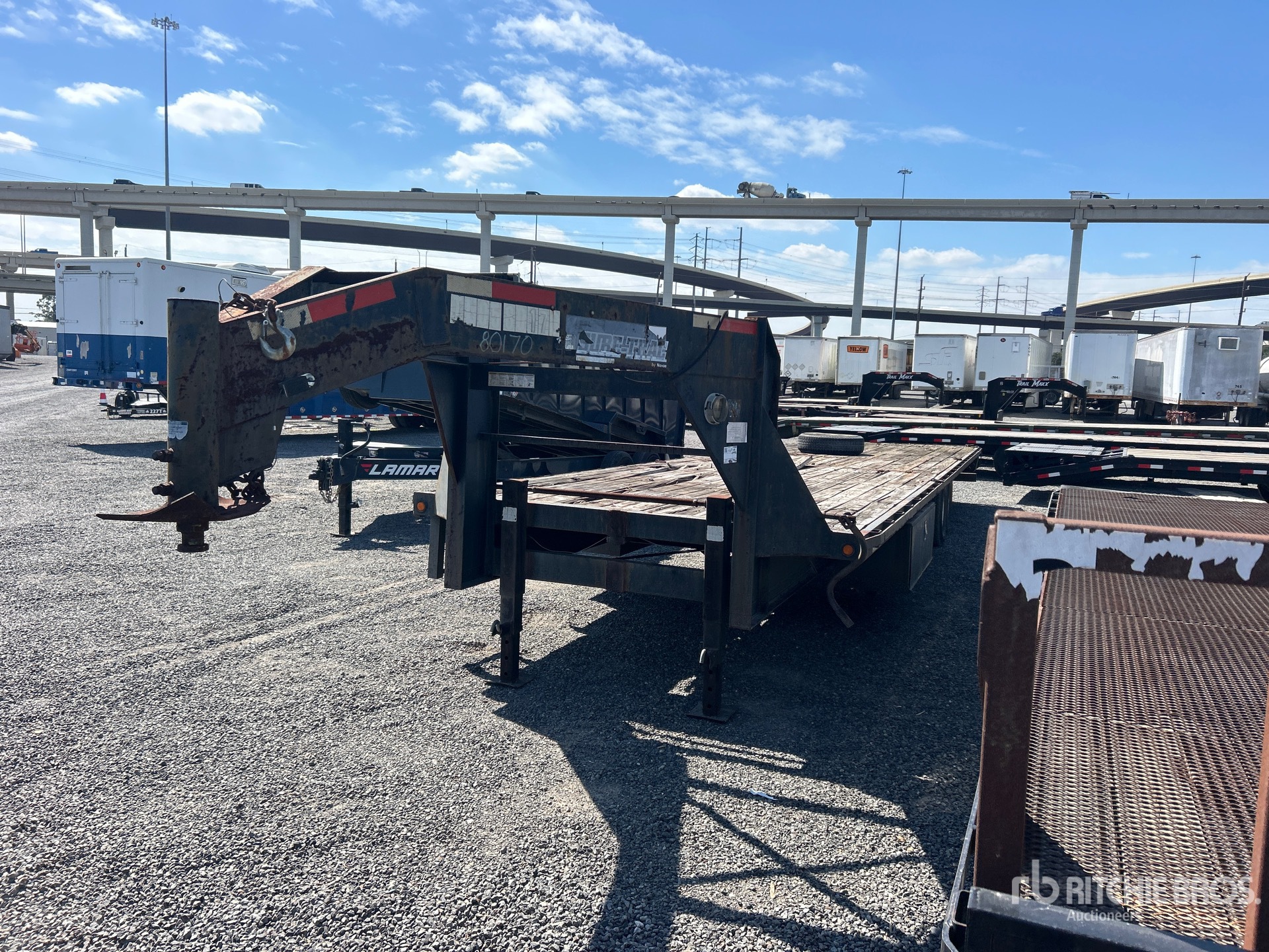 2009 Novae 35 ft T/A Gooseneck