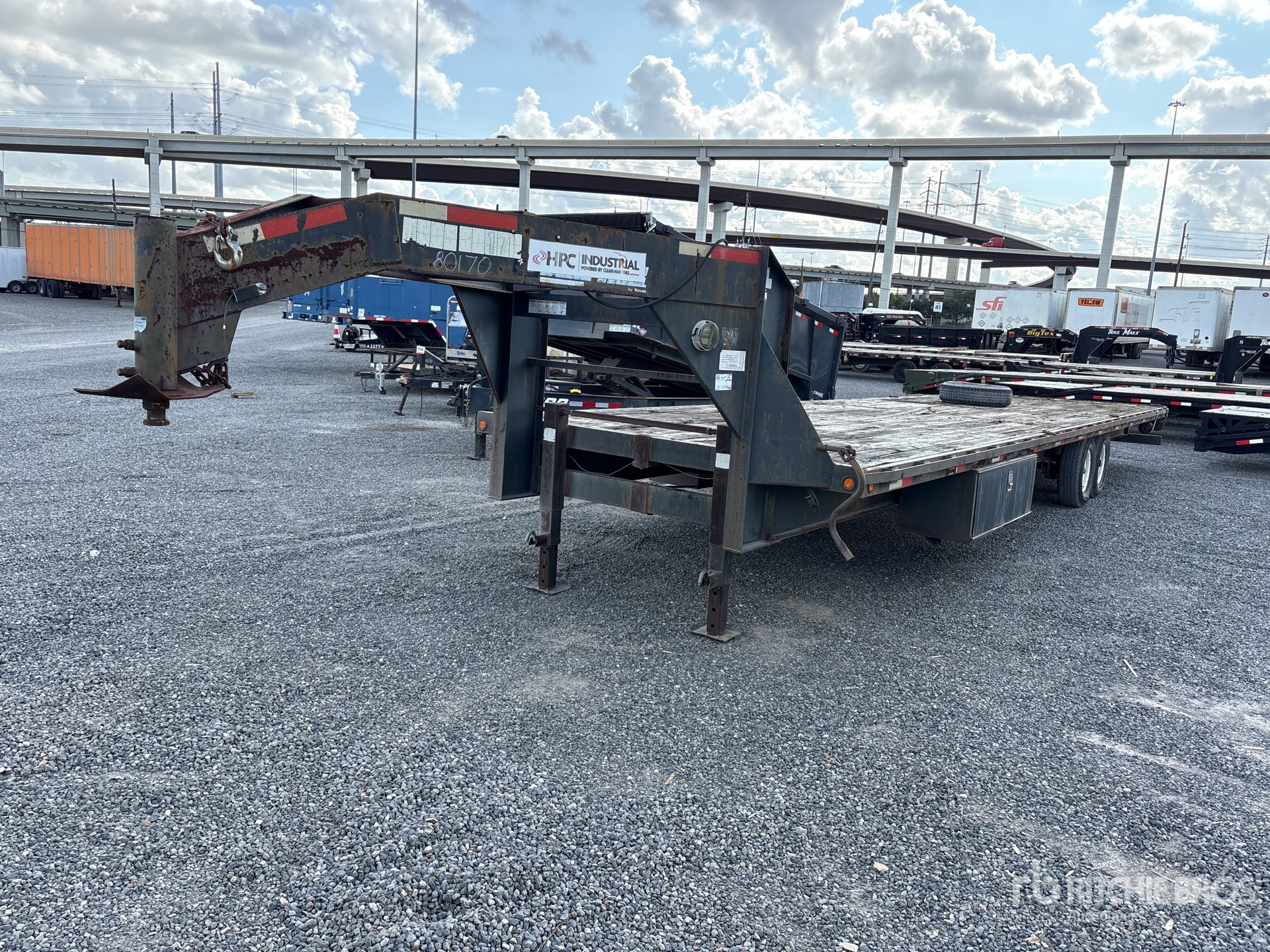Photo of 2009 Novae 35 ft T/A Gooseneck