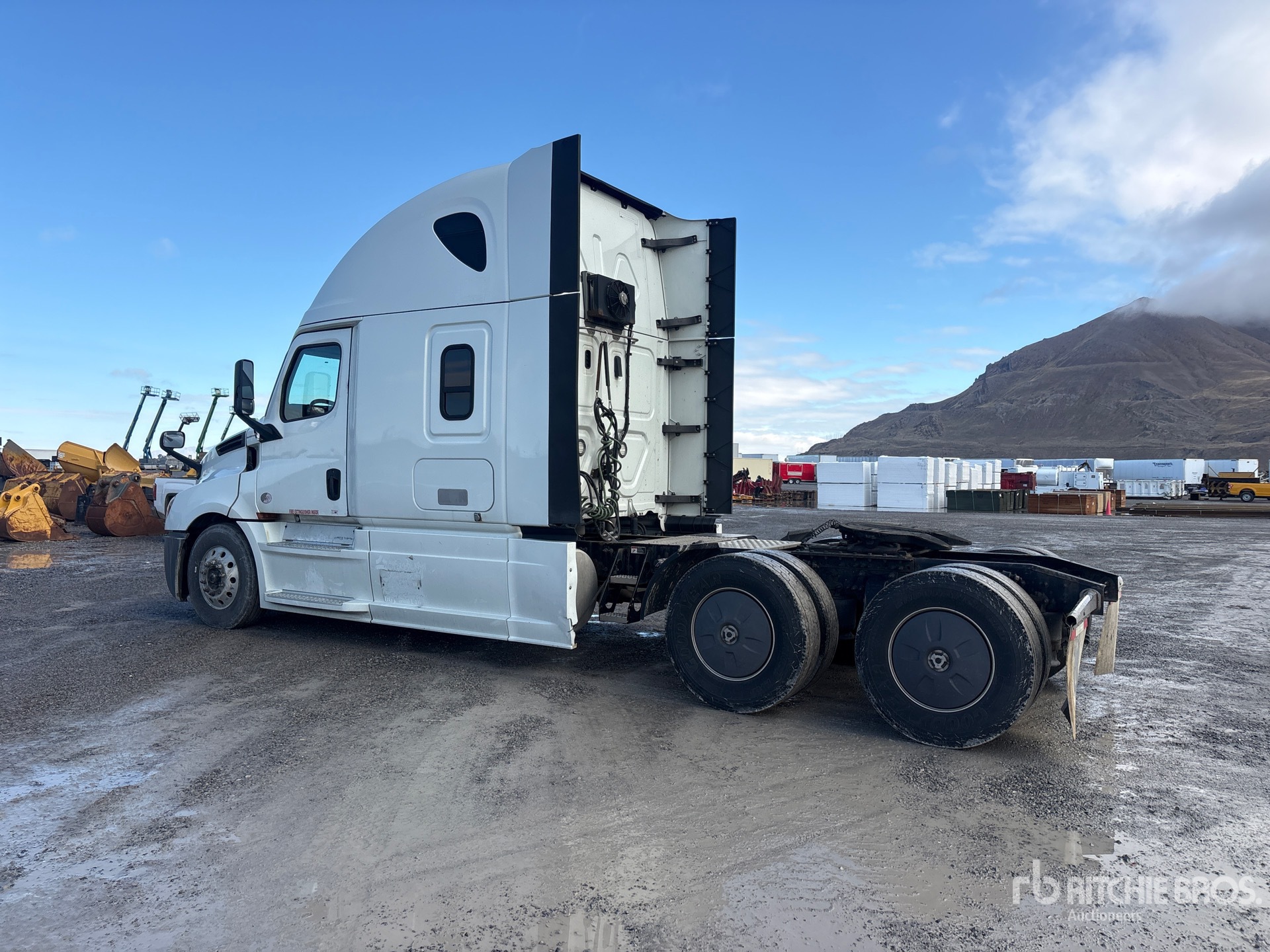 2020 Freightliner CASCADIA 126