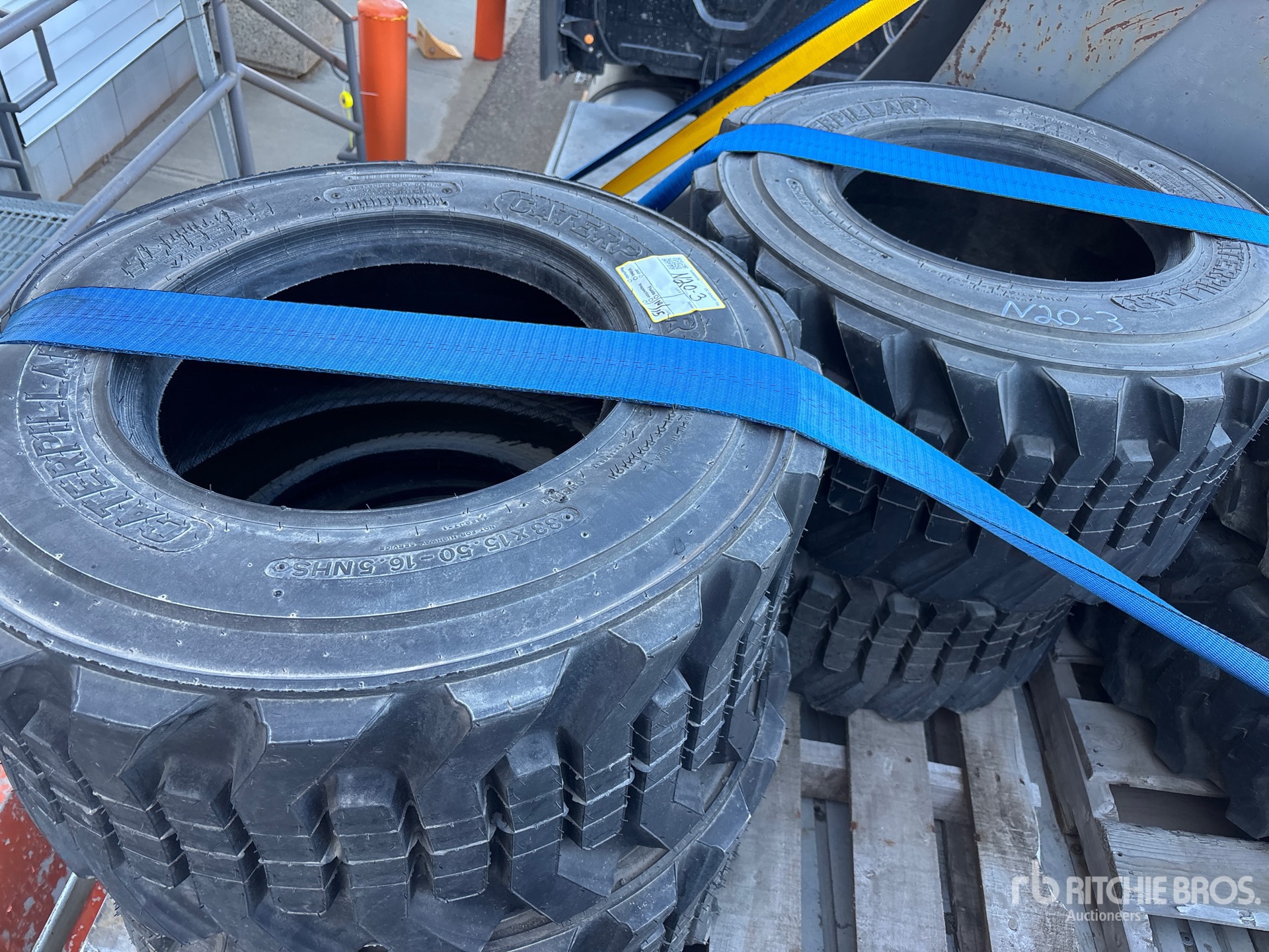 Caterpillar QUANTITY OF (4) 33-15.5X16.5 (U ...