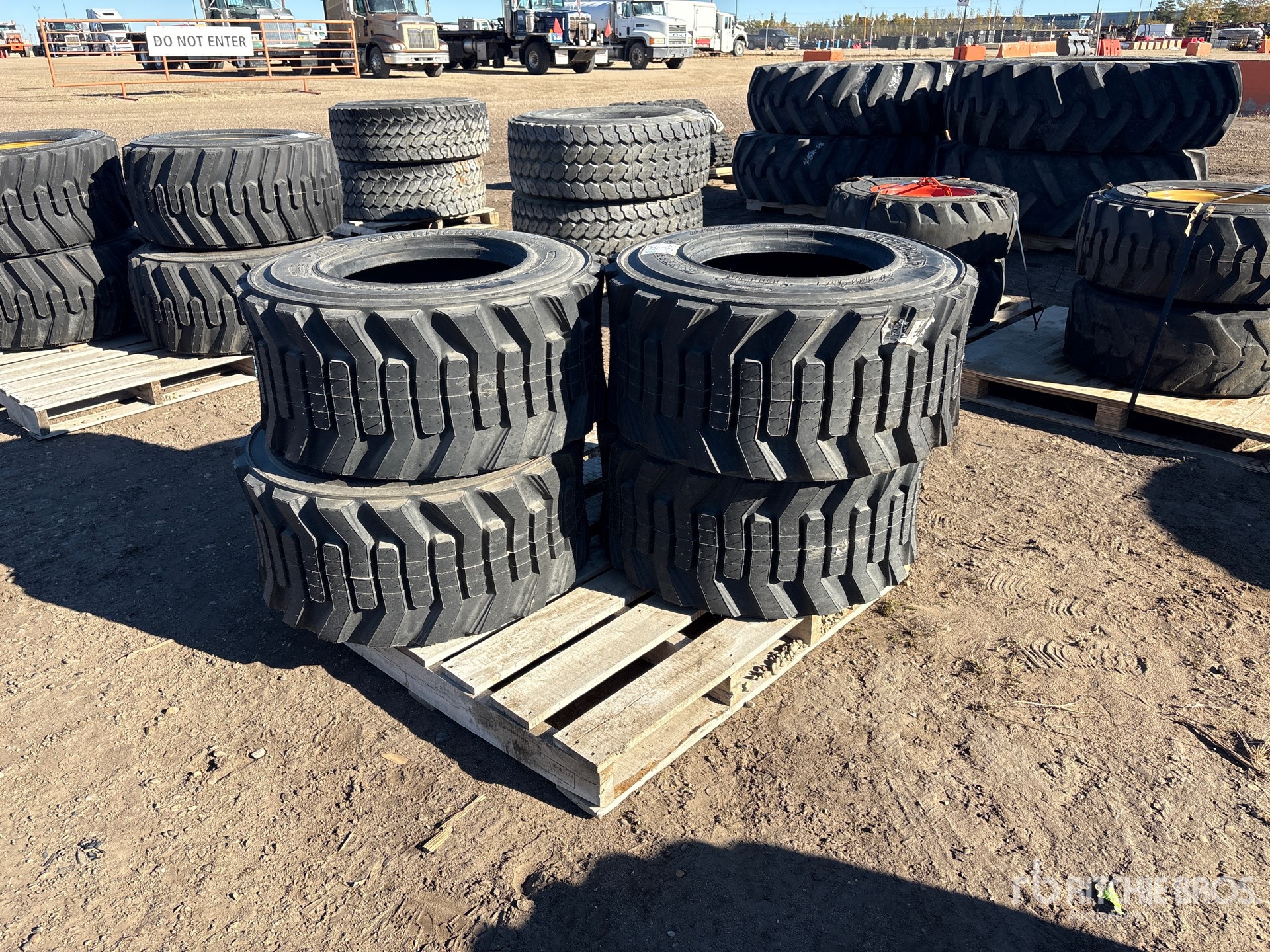 Caterpillar QUANTITY OF (4) 33-15.5X16.5 (U ...