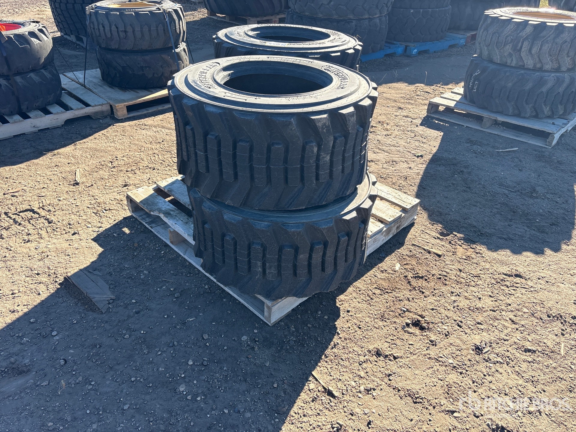 Photo of Caterpillar Quantity of (4) 33-15.5x16.5 (U ...