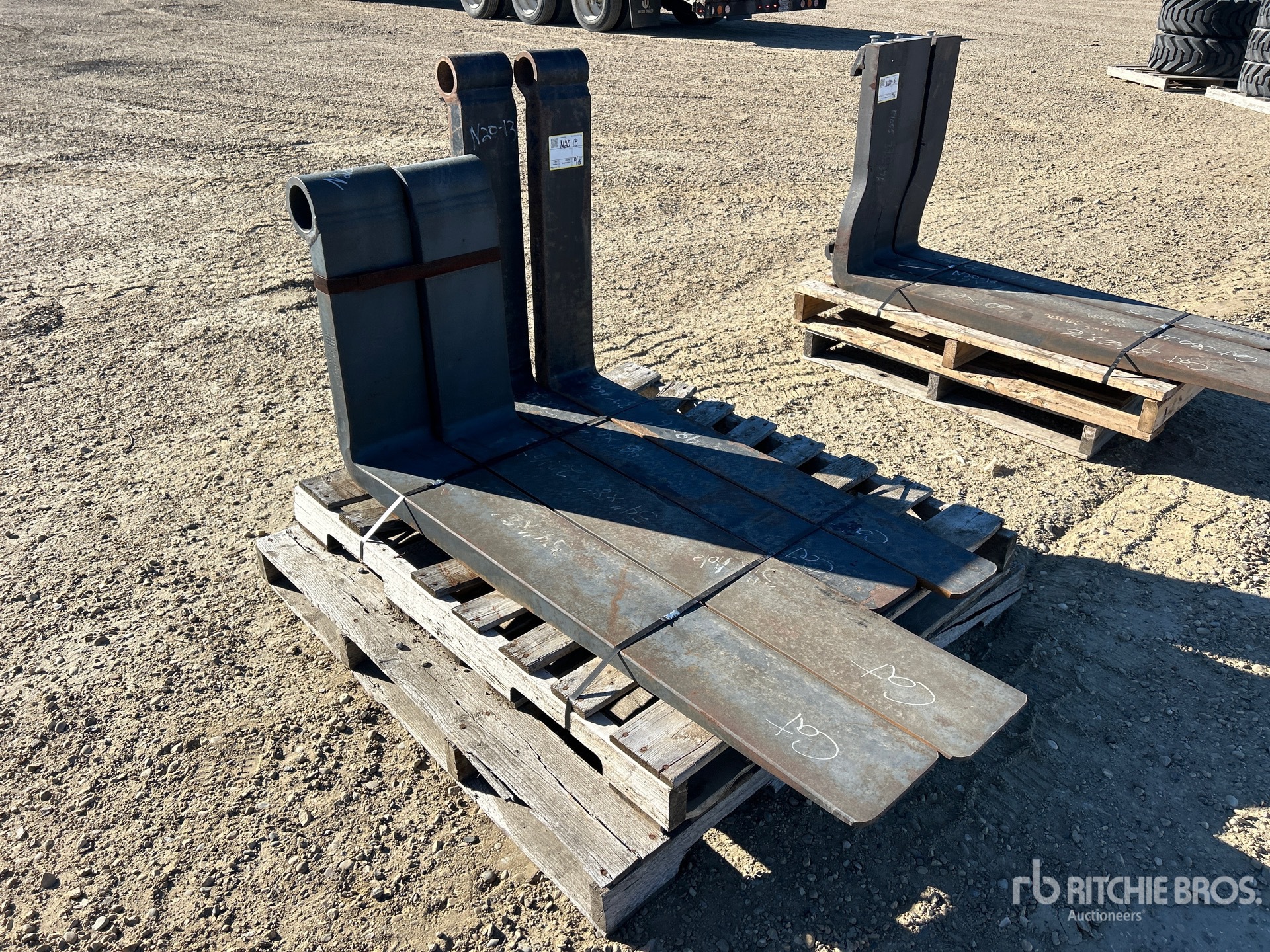 Caterpillar QUANTITY OF (2) SETS OF FORK TINES