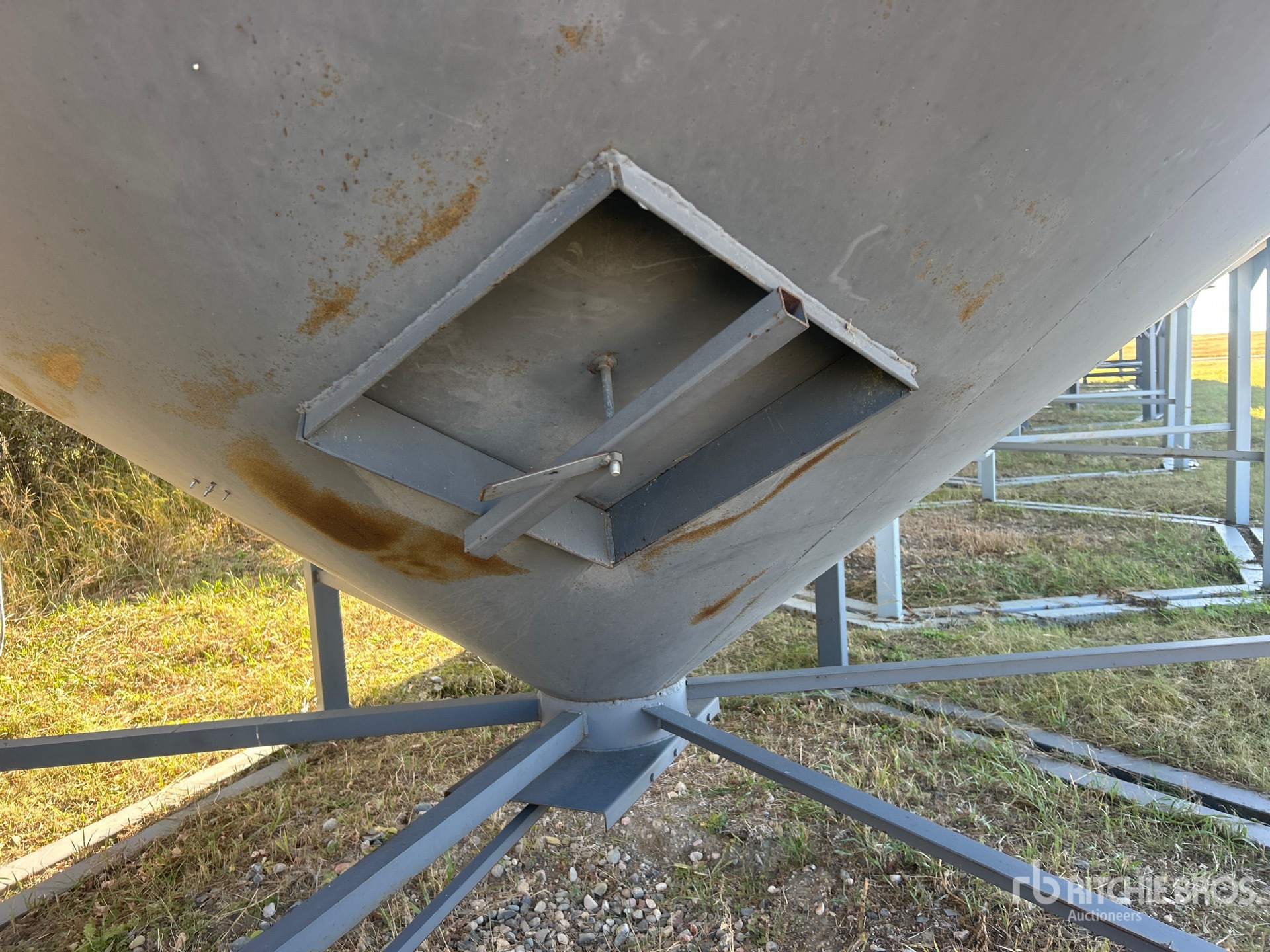 Westeel +/- 2000 BU 6 RING HOPPER