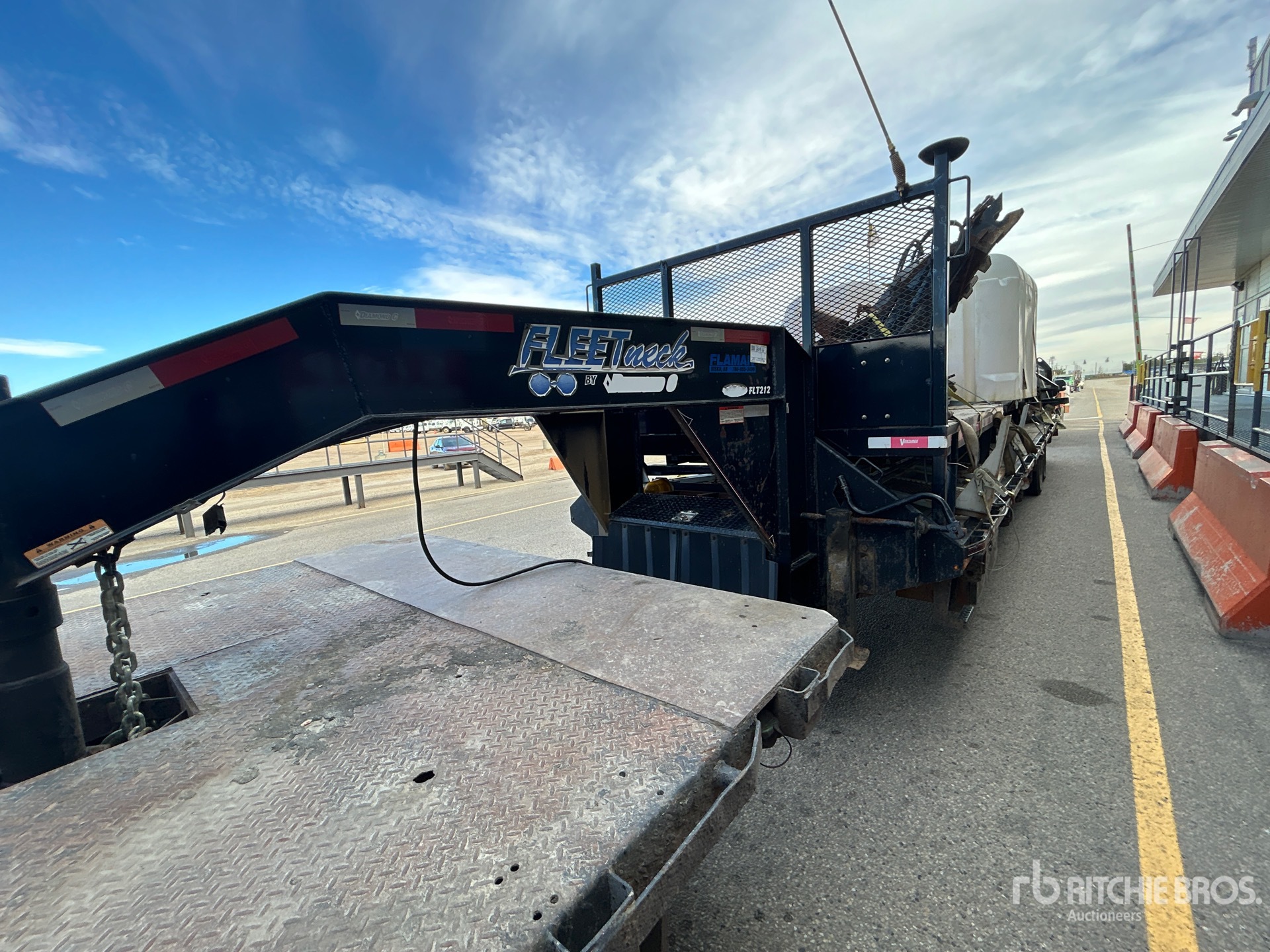 2014 Diamond C 36 FT T/A GOOSENECK