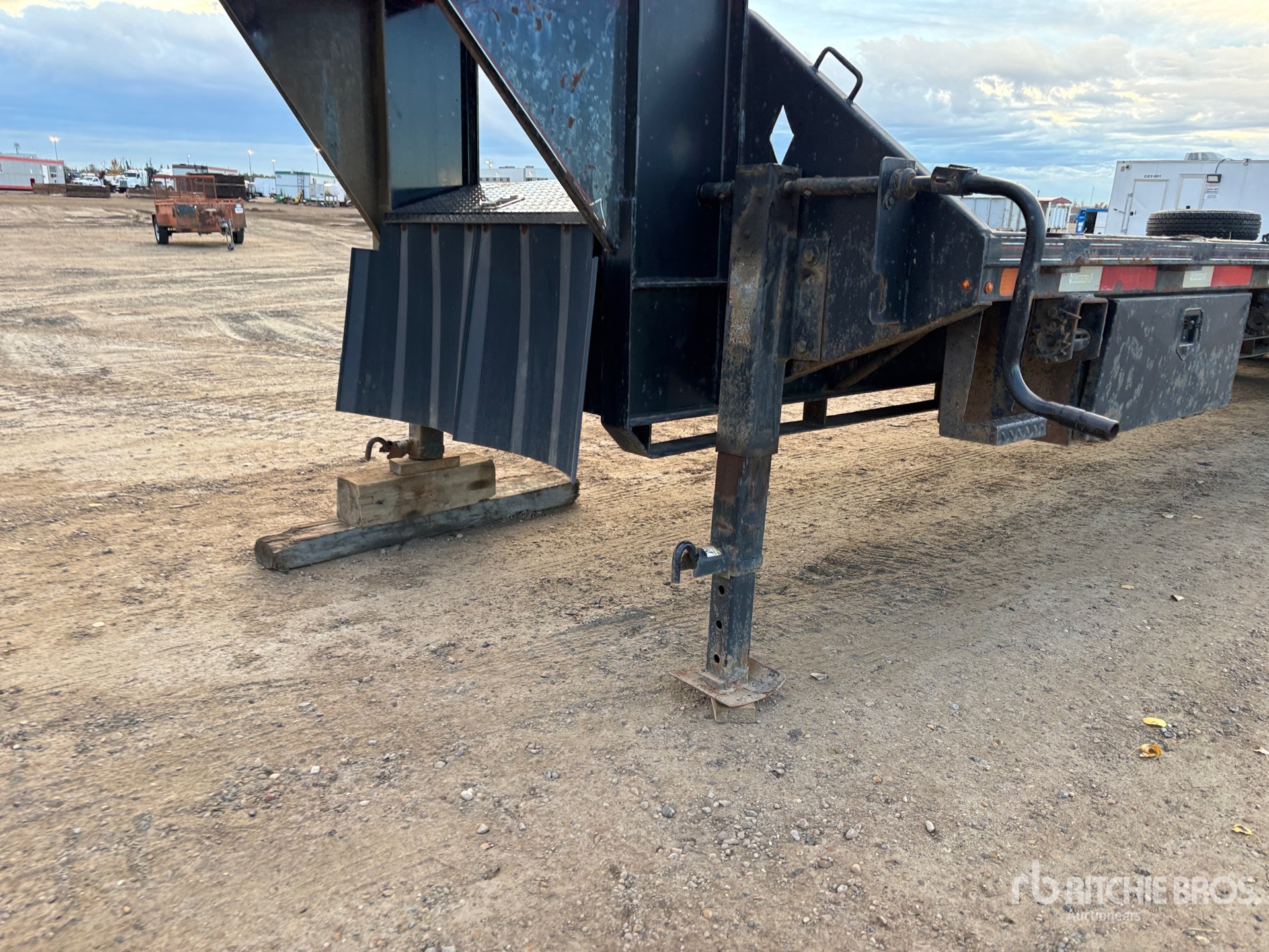 2014 Diamond C 36 FT T/A GOOSENECK