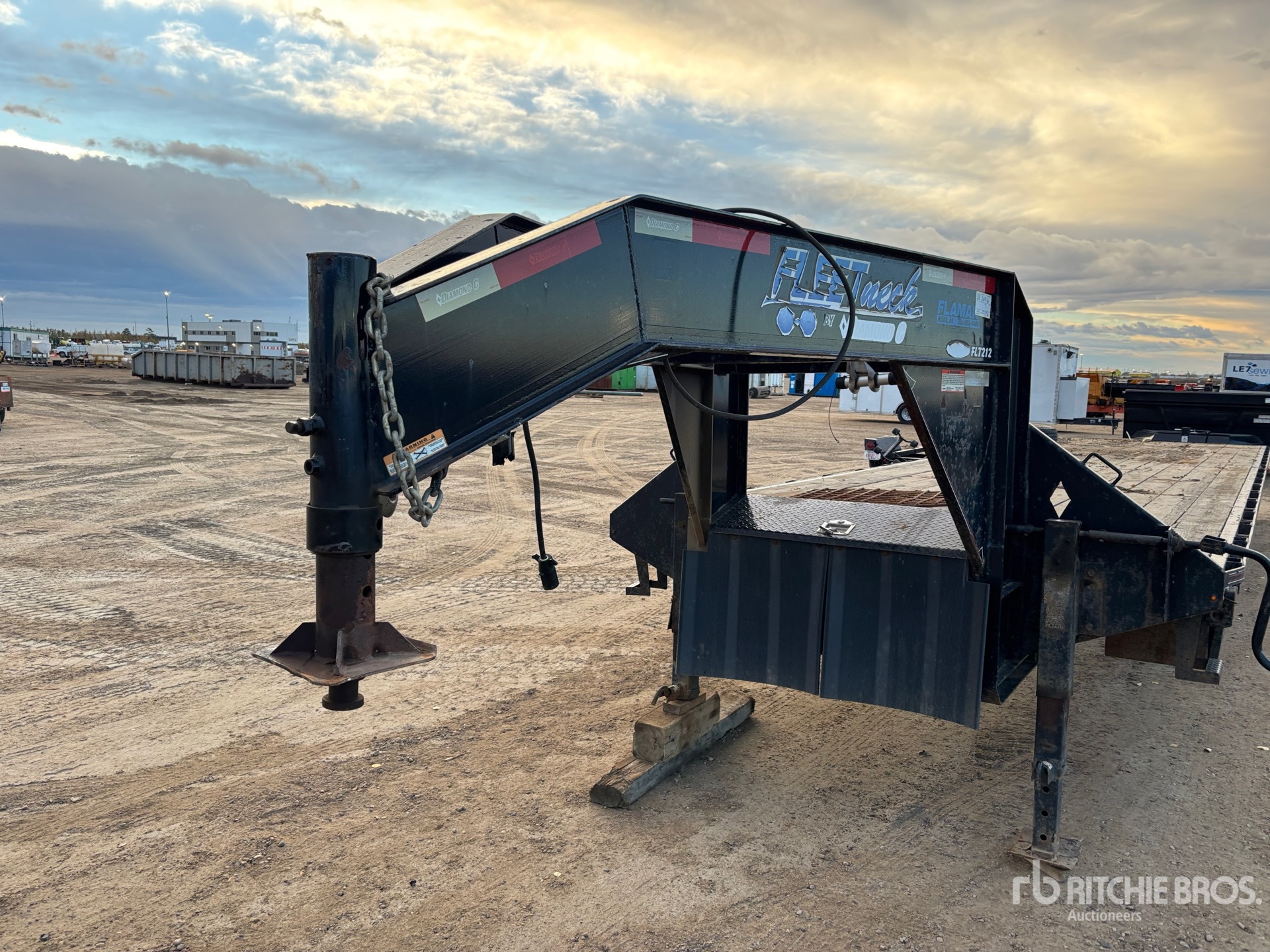 2014 Diamond C 36 FT T/A GOOSENECK