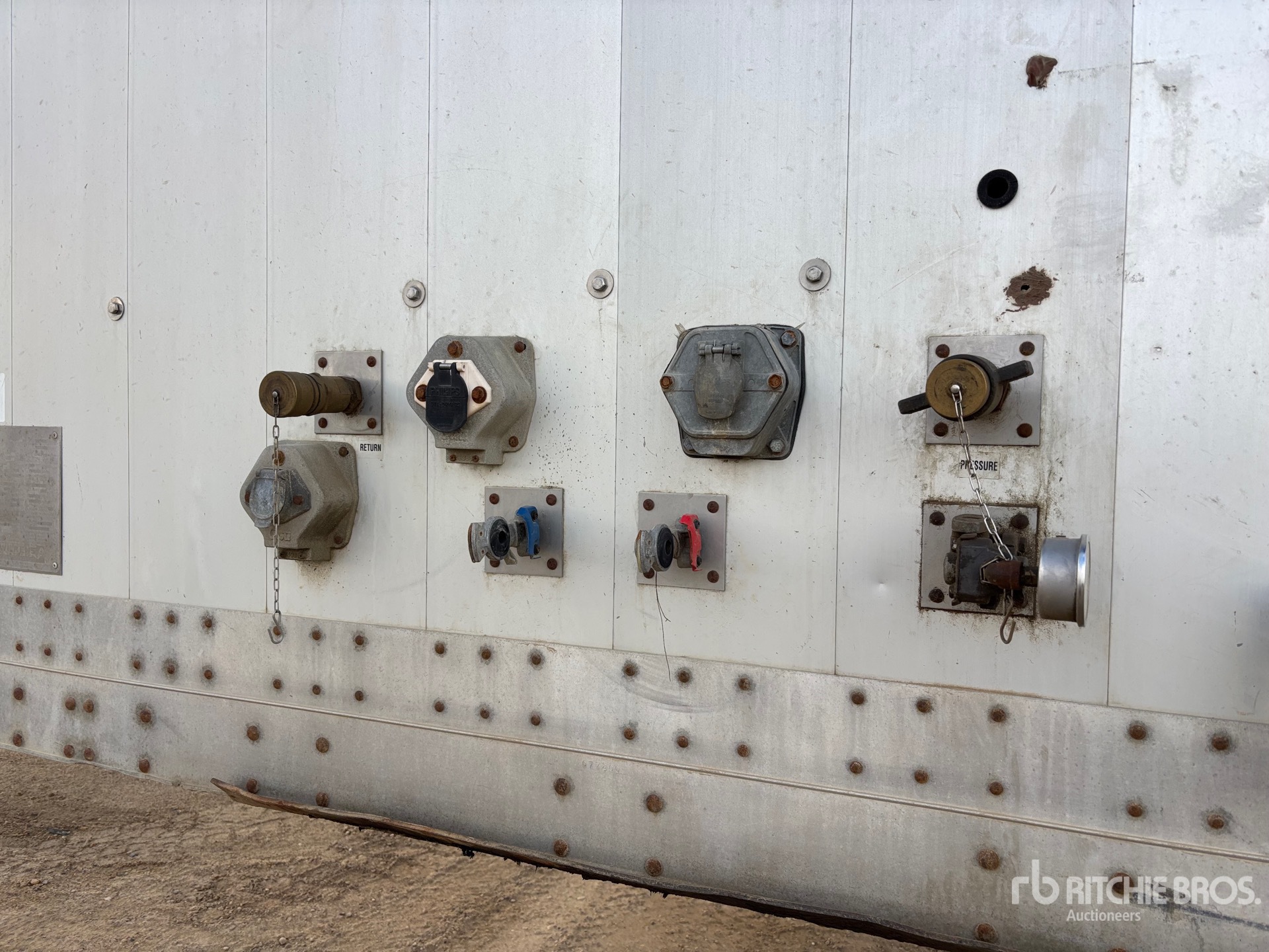 2009 Wilkins 53 ft x 102 in Tri/A Moving Flo ...