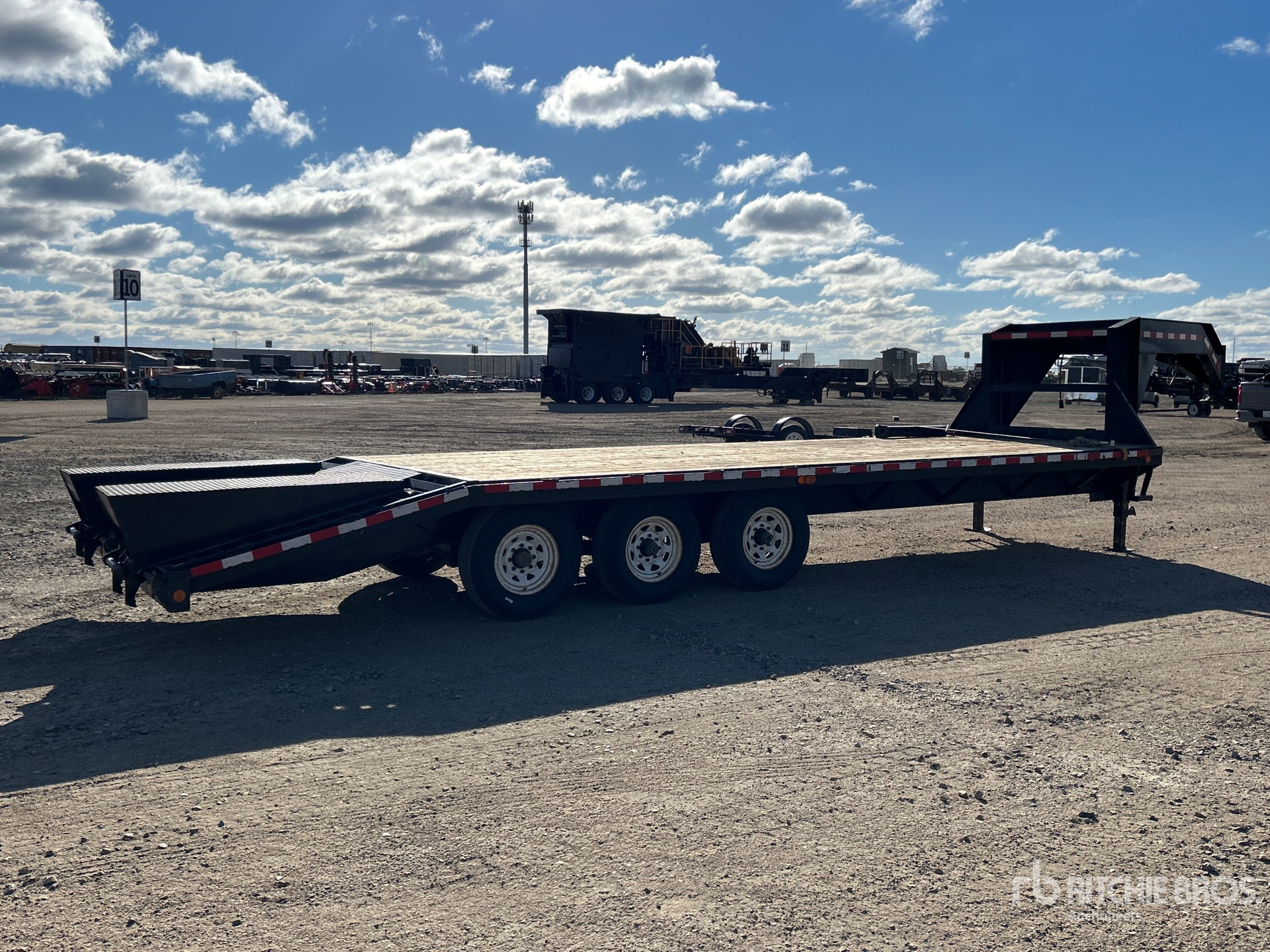 2010 Pj Trailers 26 FT TRI/A GOOSENECK