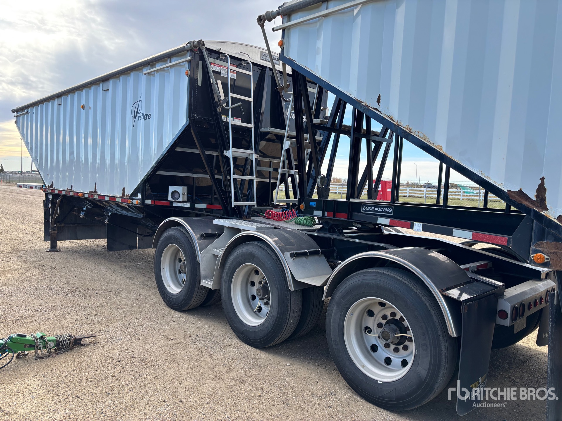 2017 Load King 28 ft Super B-Train Lead Belly