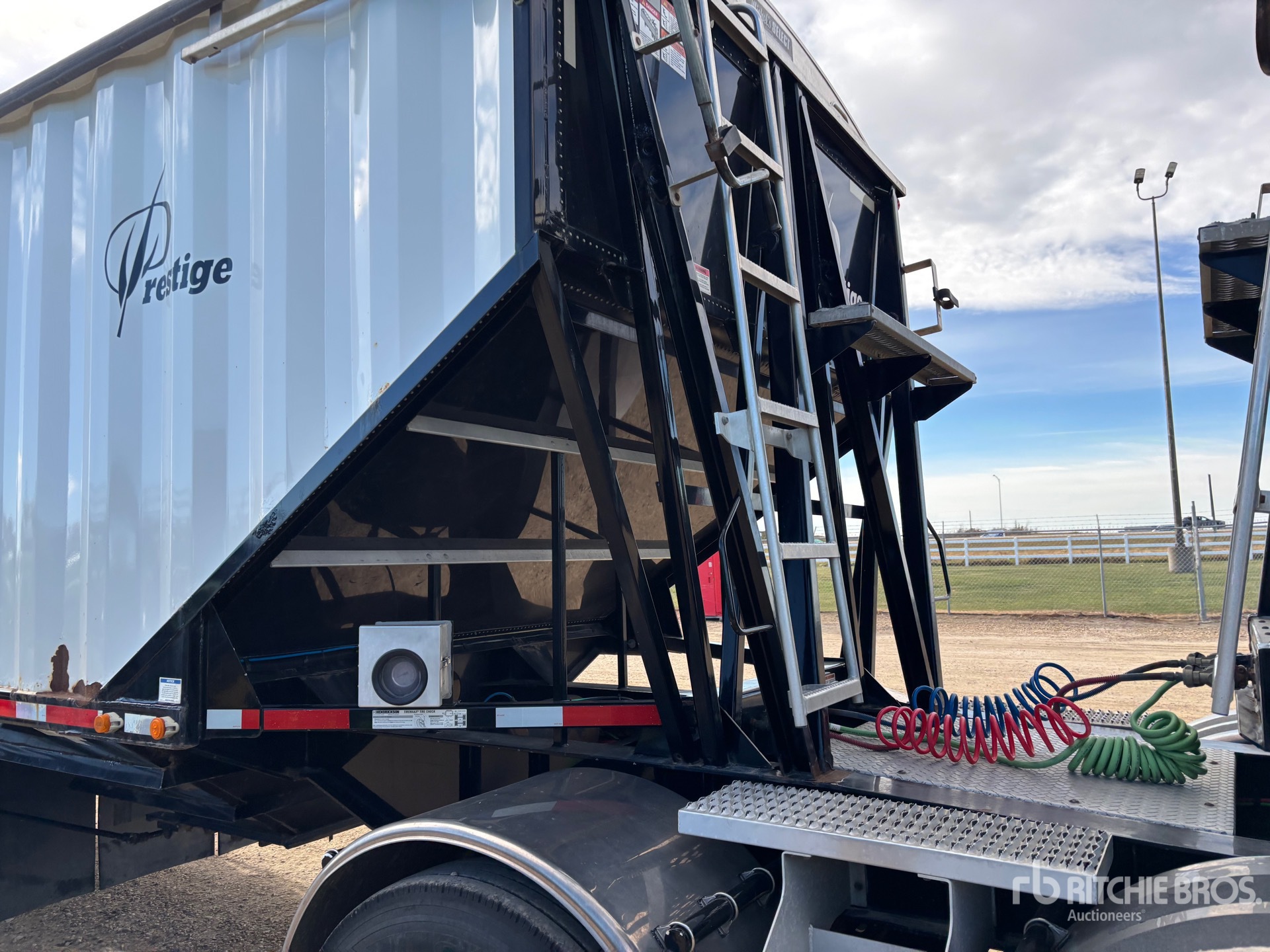 2017 Load King 28 ft Super B-Train Lead Belly