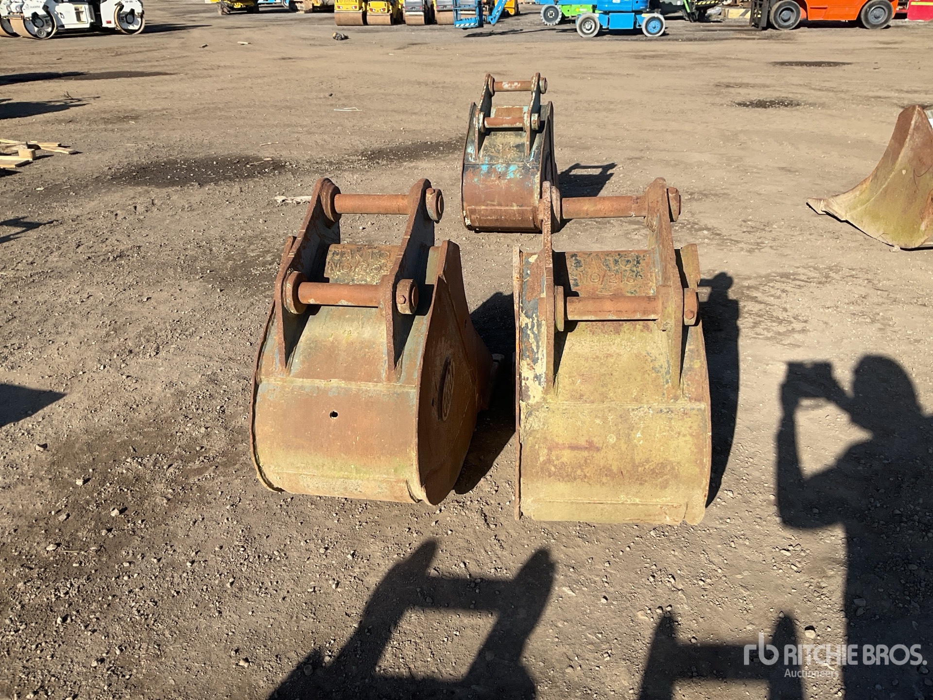 Geith QUANTITY OF (2) 550 MM DIGGING