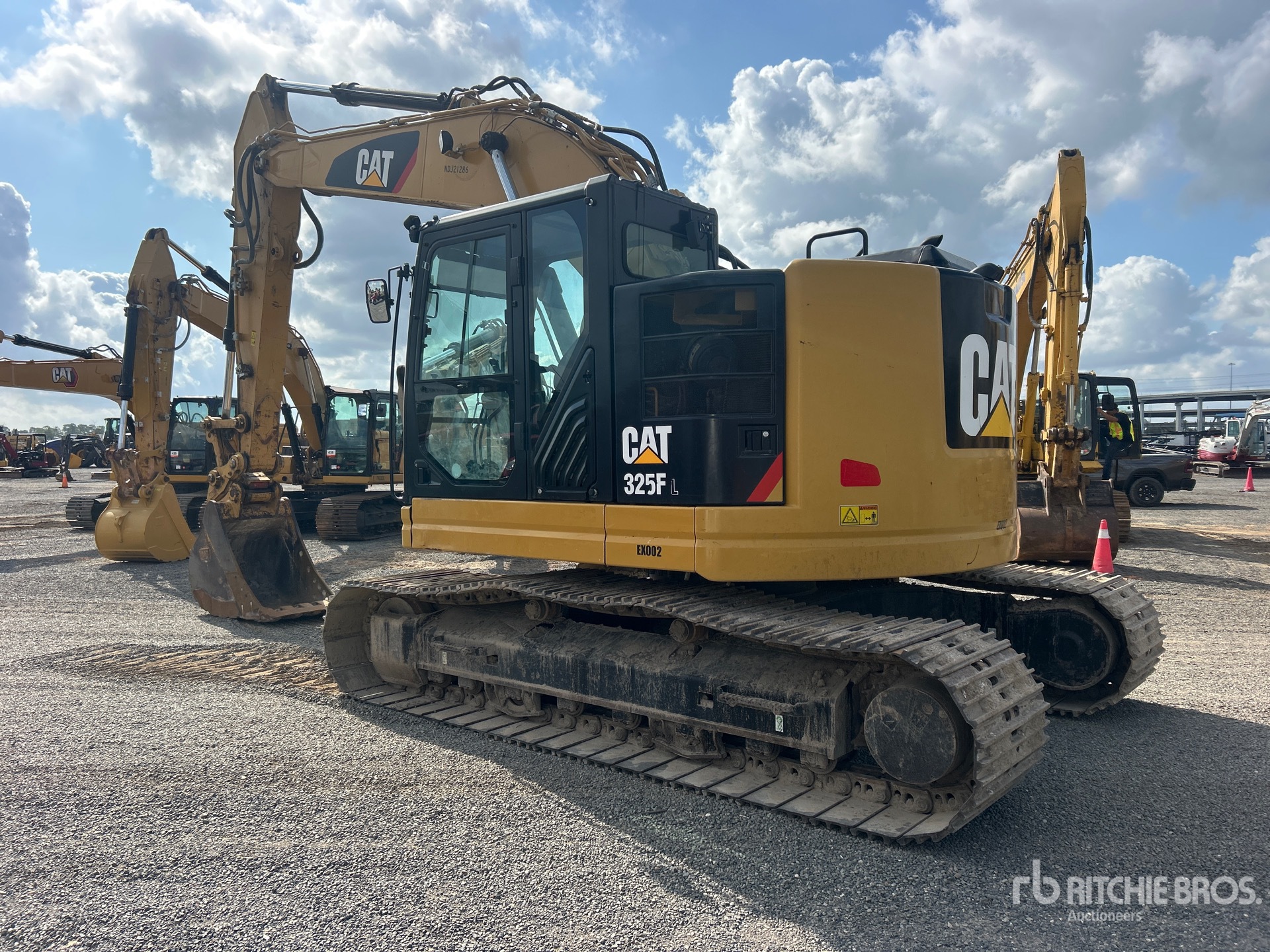 2019 Caterpillar 325F LCR