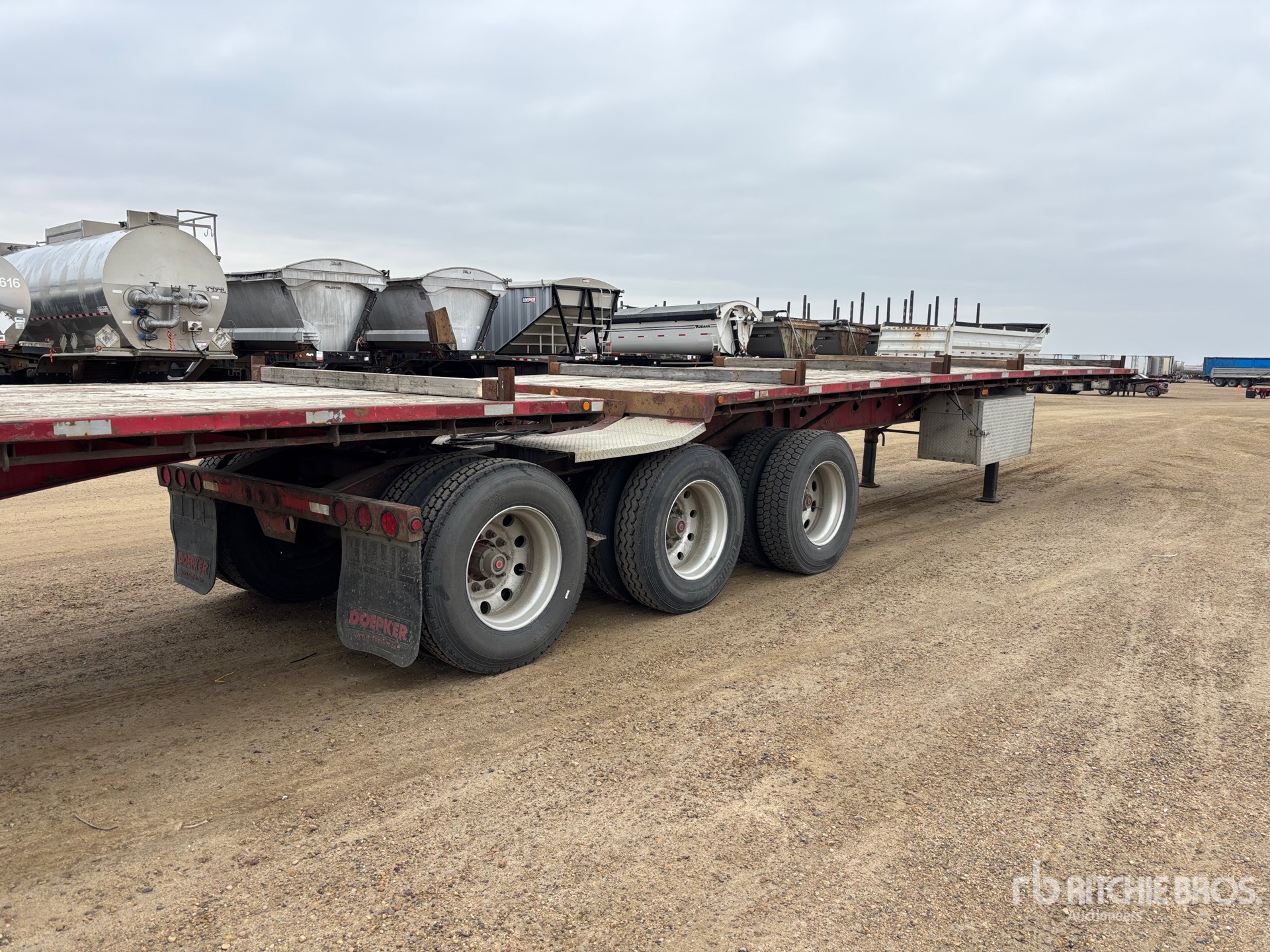 2007 Doepker 32 ft Super B-Train Lead