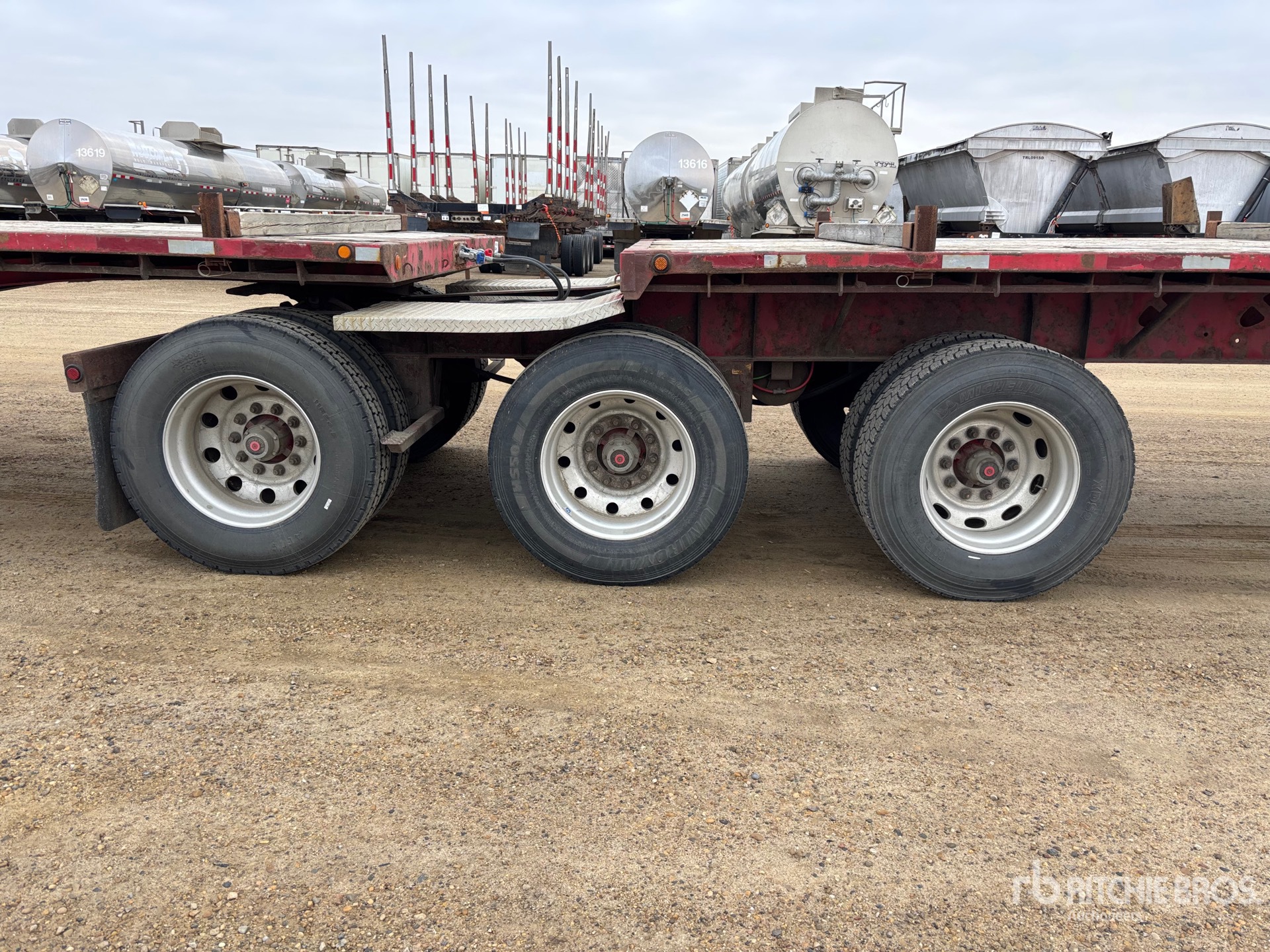 2007 Doepker 32 ft Super B-Train Lead