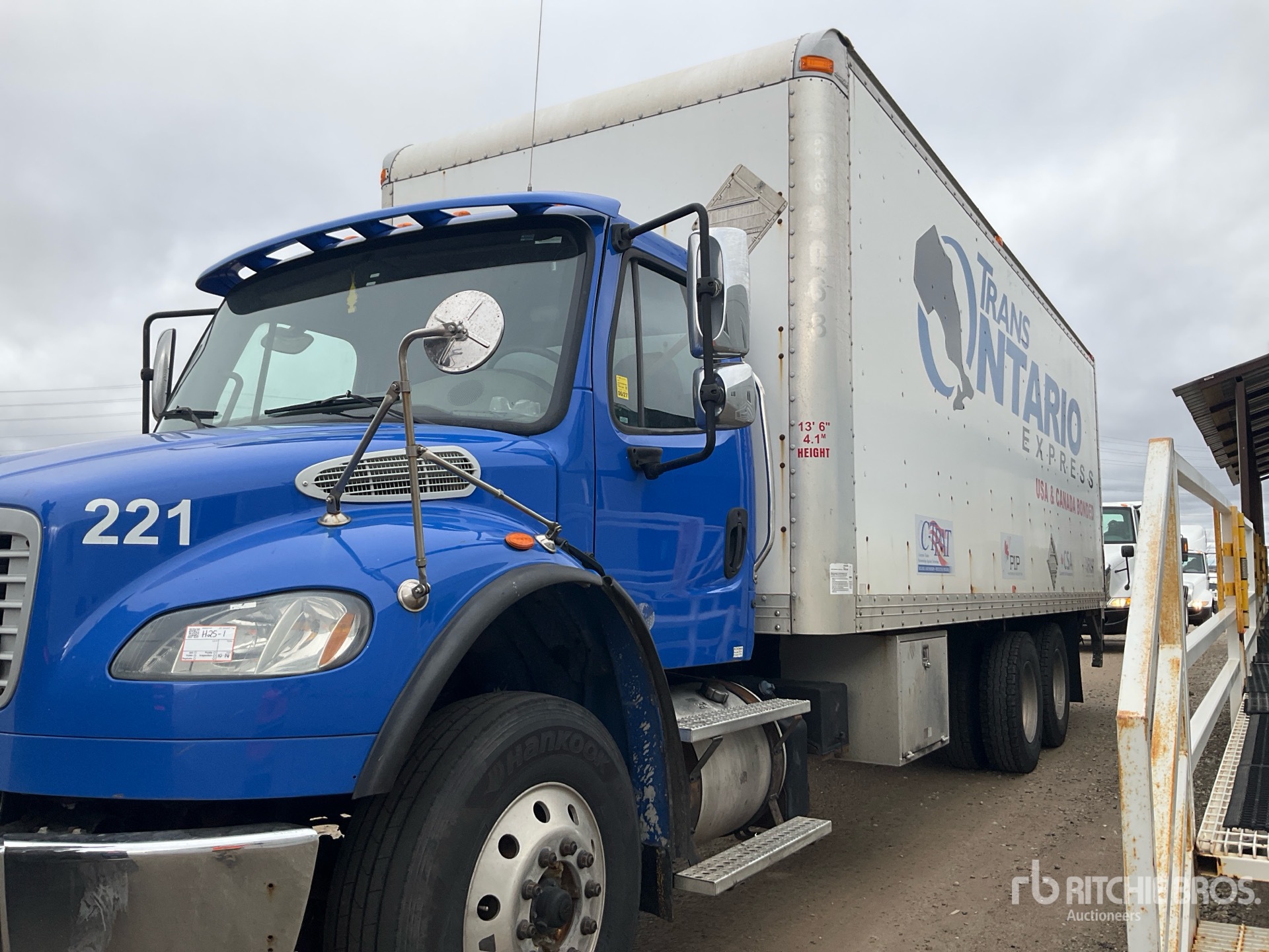 2017 Freightliner M2106