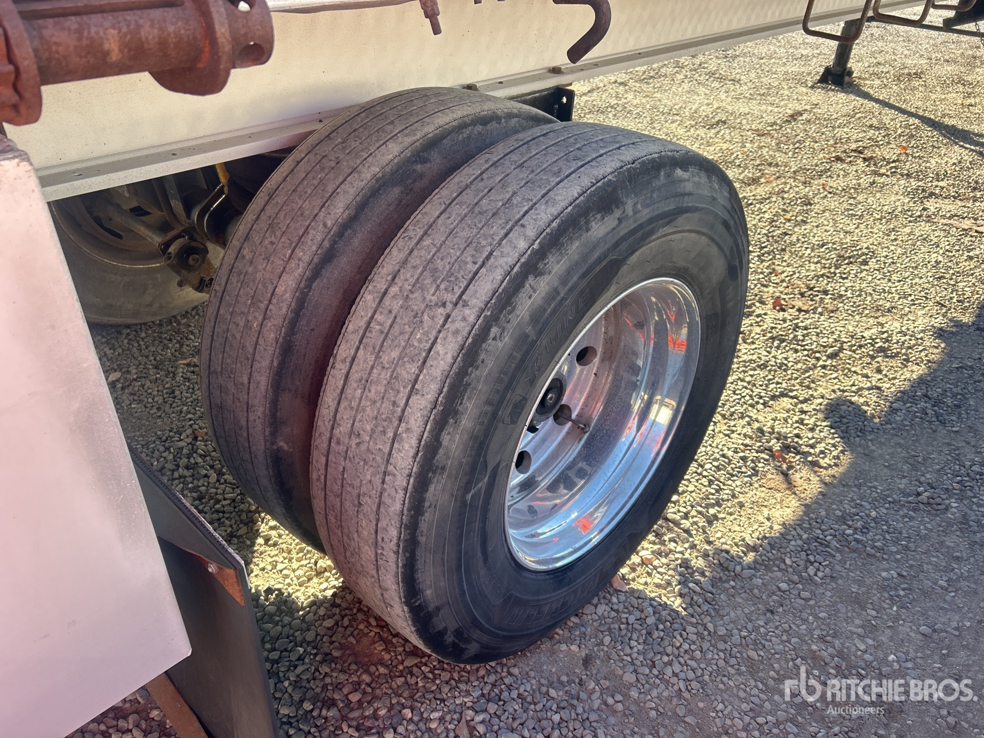 1981 Ravens 43 FT T/A SPREAD AXLE