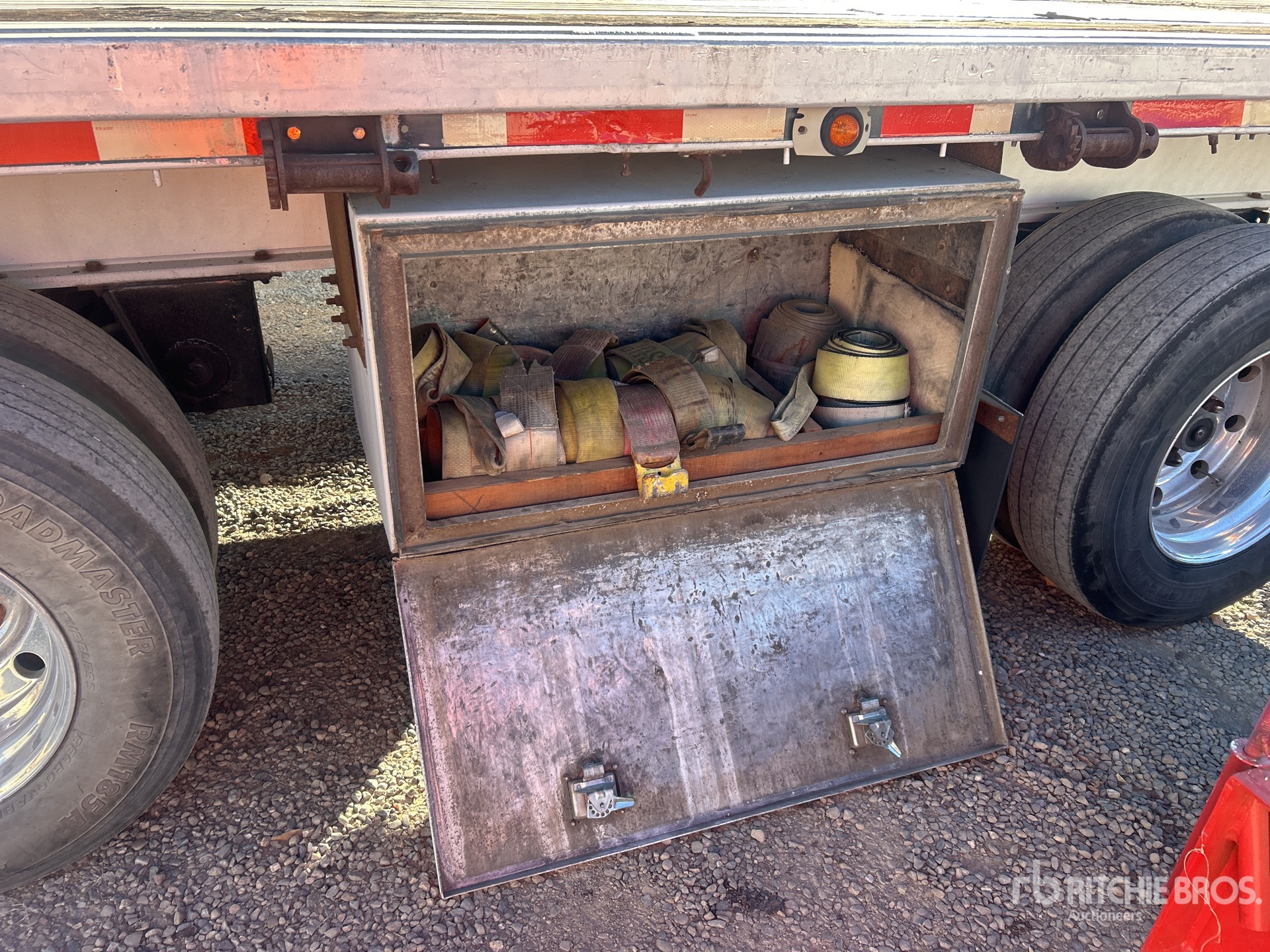 1981 Ravens 43 FT T/A SPREAD AXLE