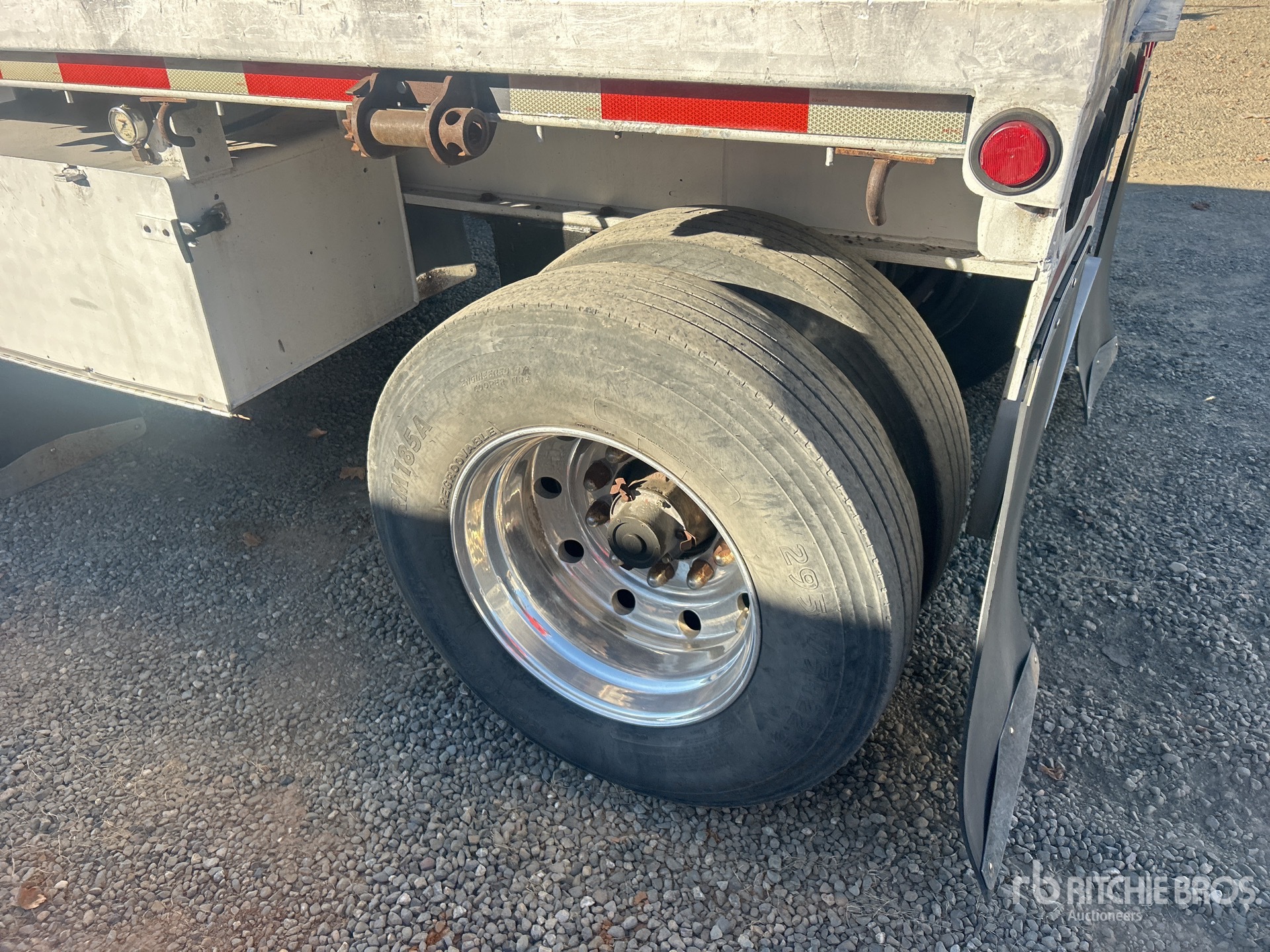 1981 Ravens 43 FT T/A SPREAD AXLE