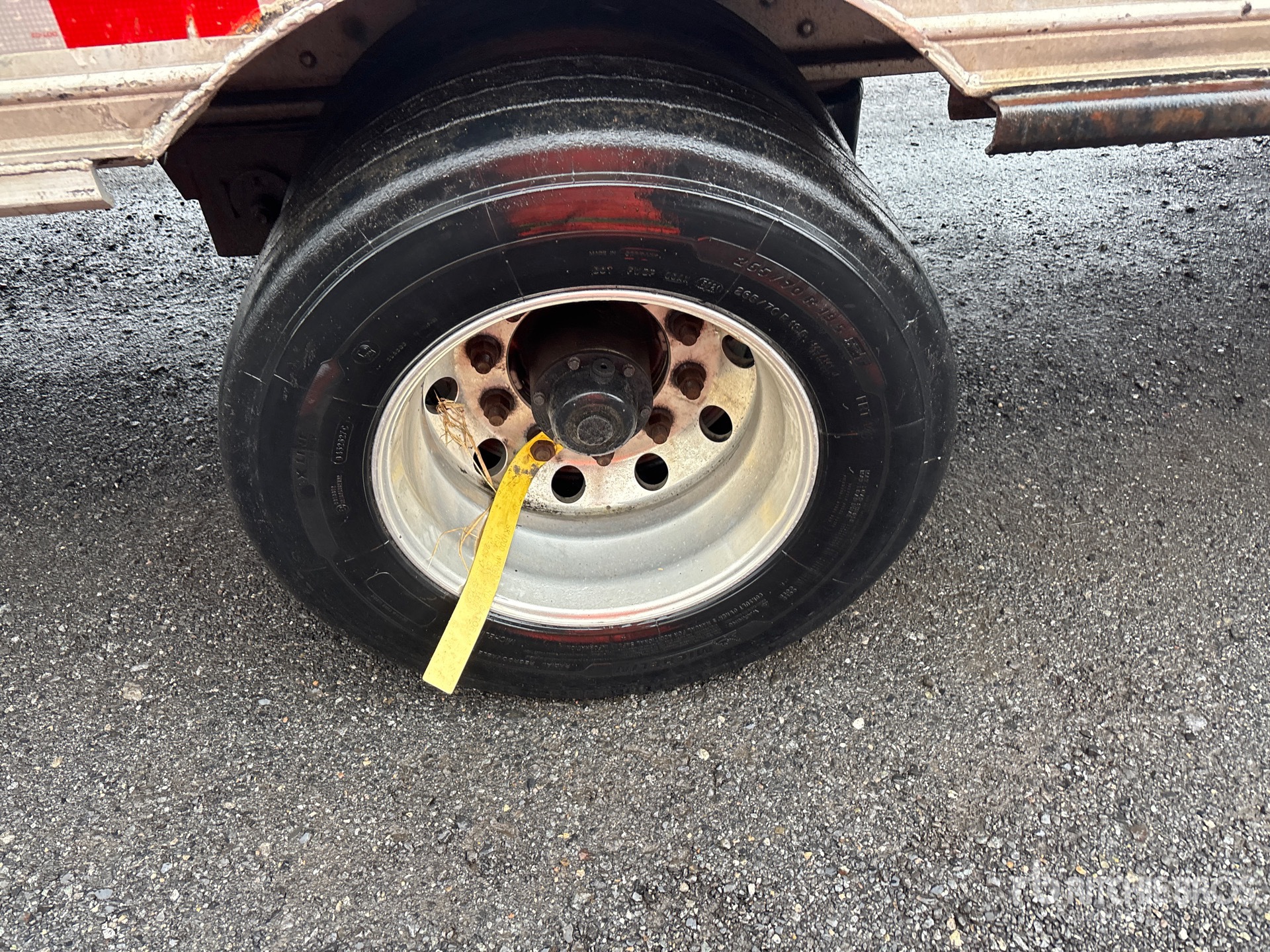 2005 Alutrec 48 ft T/A Spread Axle