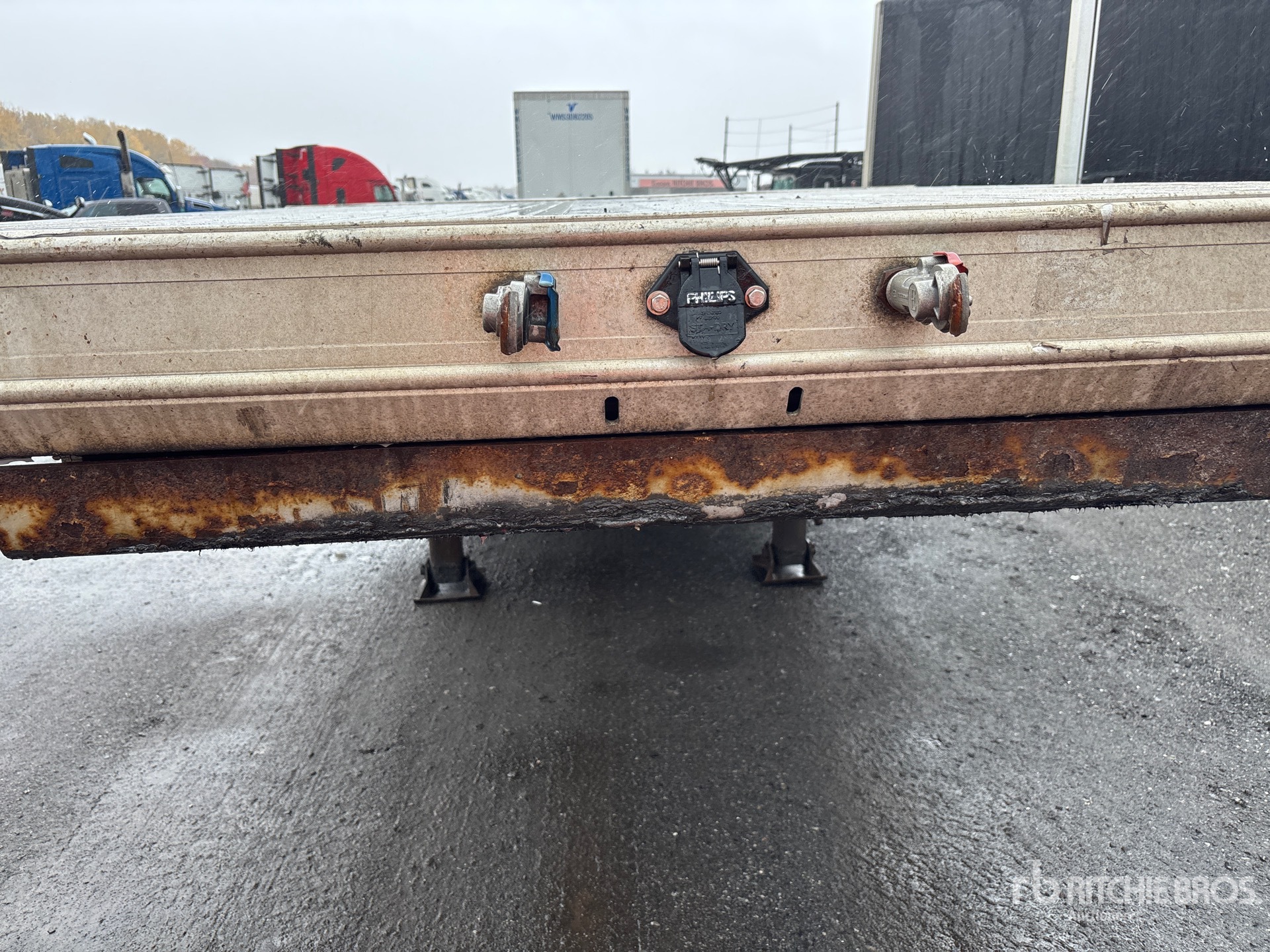 2005 Alutrec 48 ft T/A Spread Axle