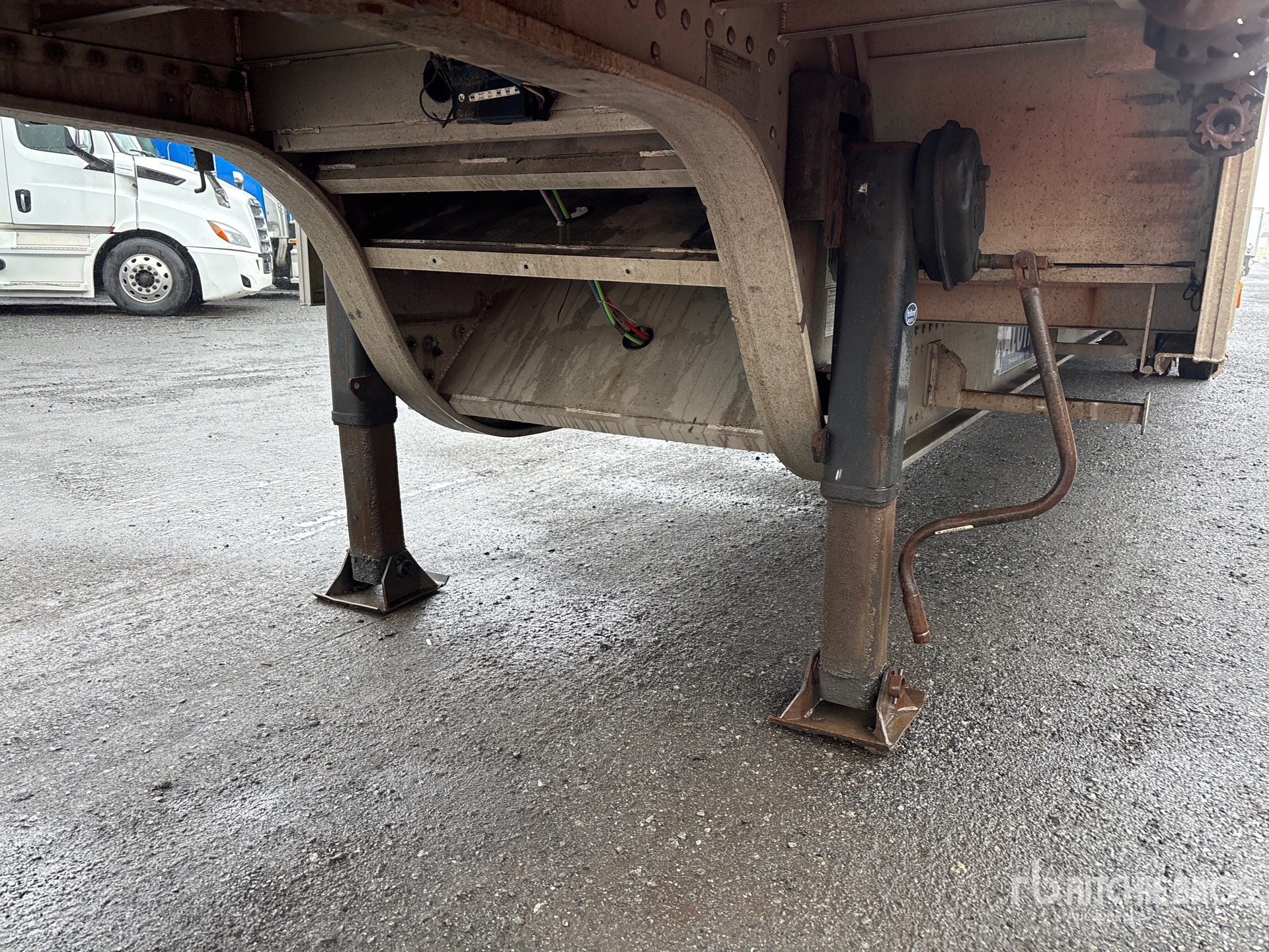 2005 Alutrec 48 ft T/A Spread Axle
