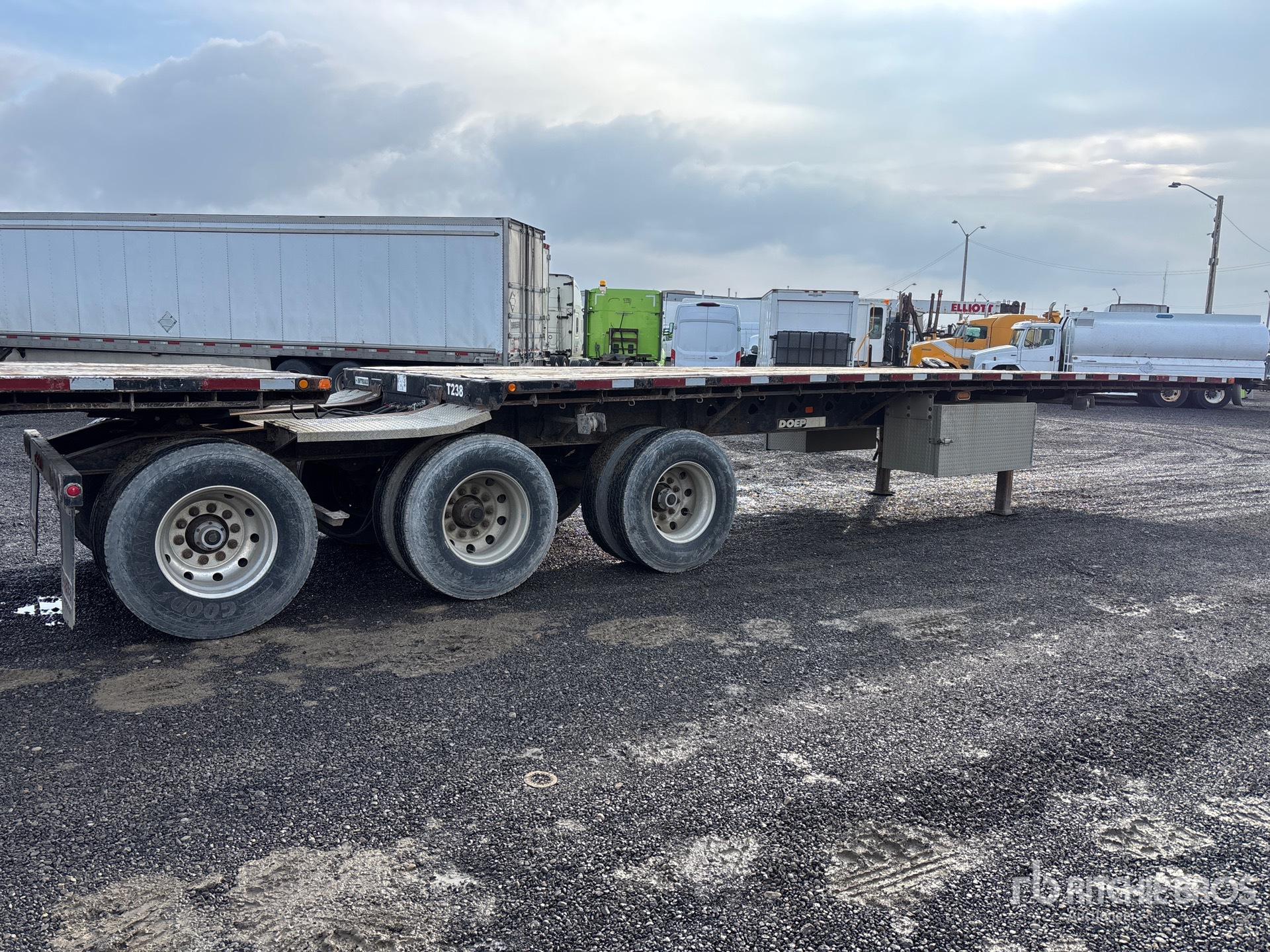 2009 Doepker 32 ft Tri/A Super B-Train Lead