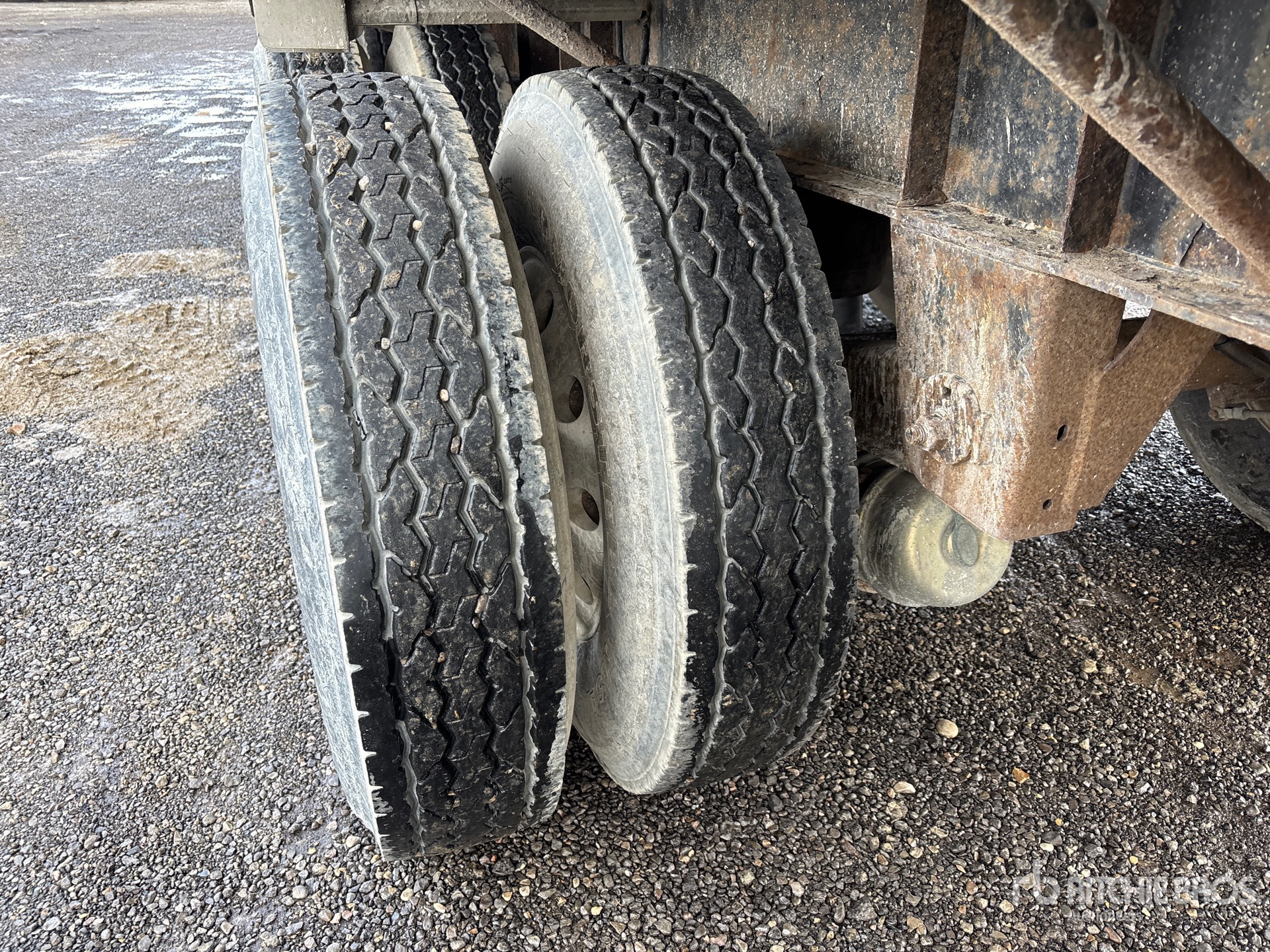 2009 Doepker 32 ft Tri/A Super B-Train Lead