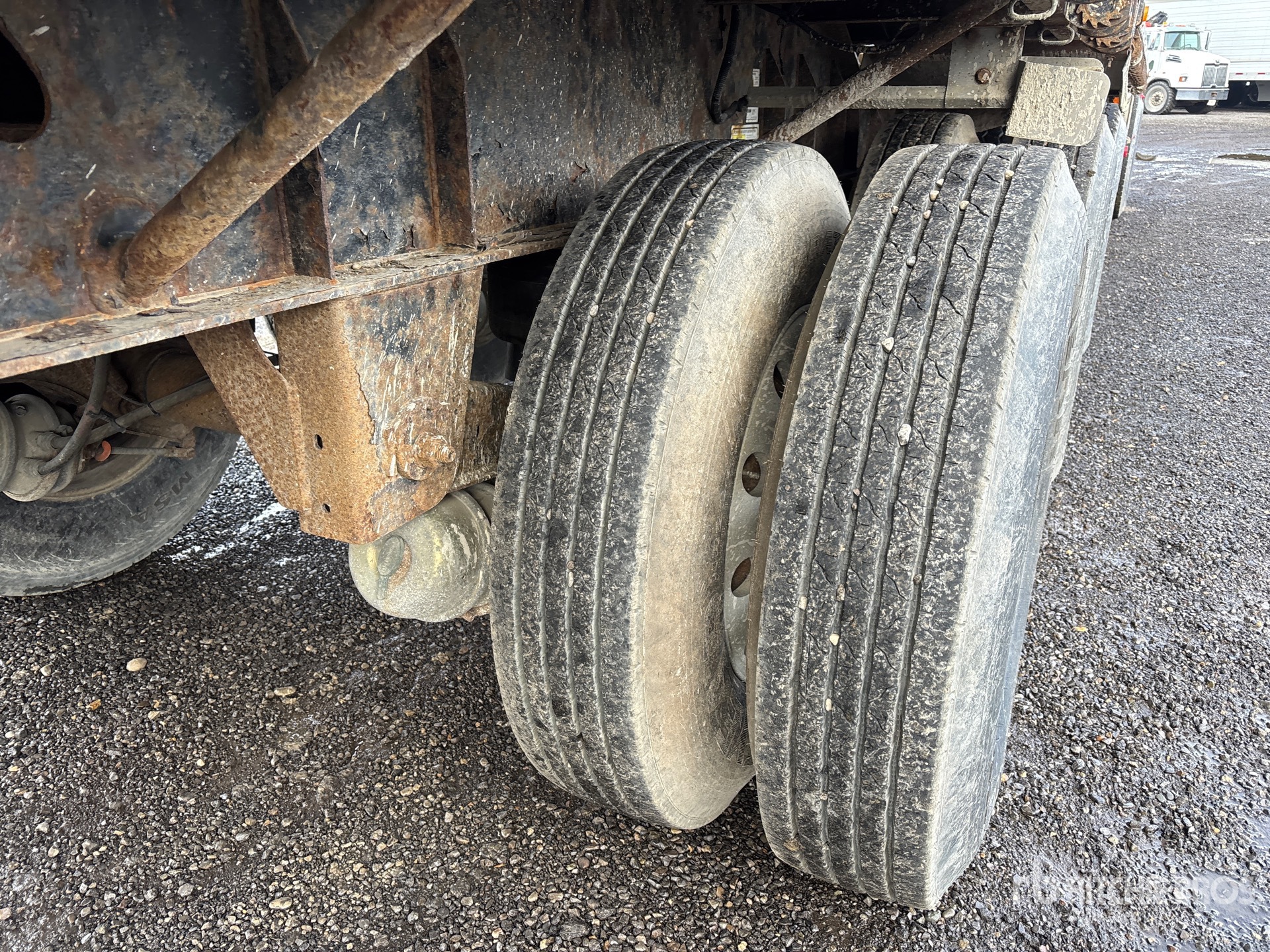 2009 Doepker 32 ft Tri/A Super B-Train Lead