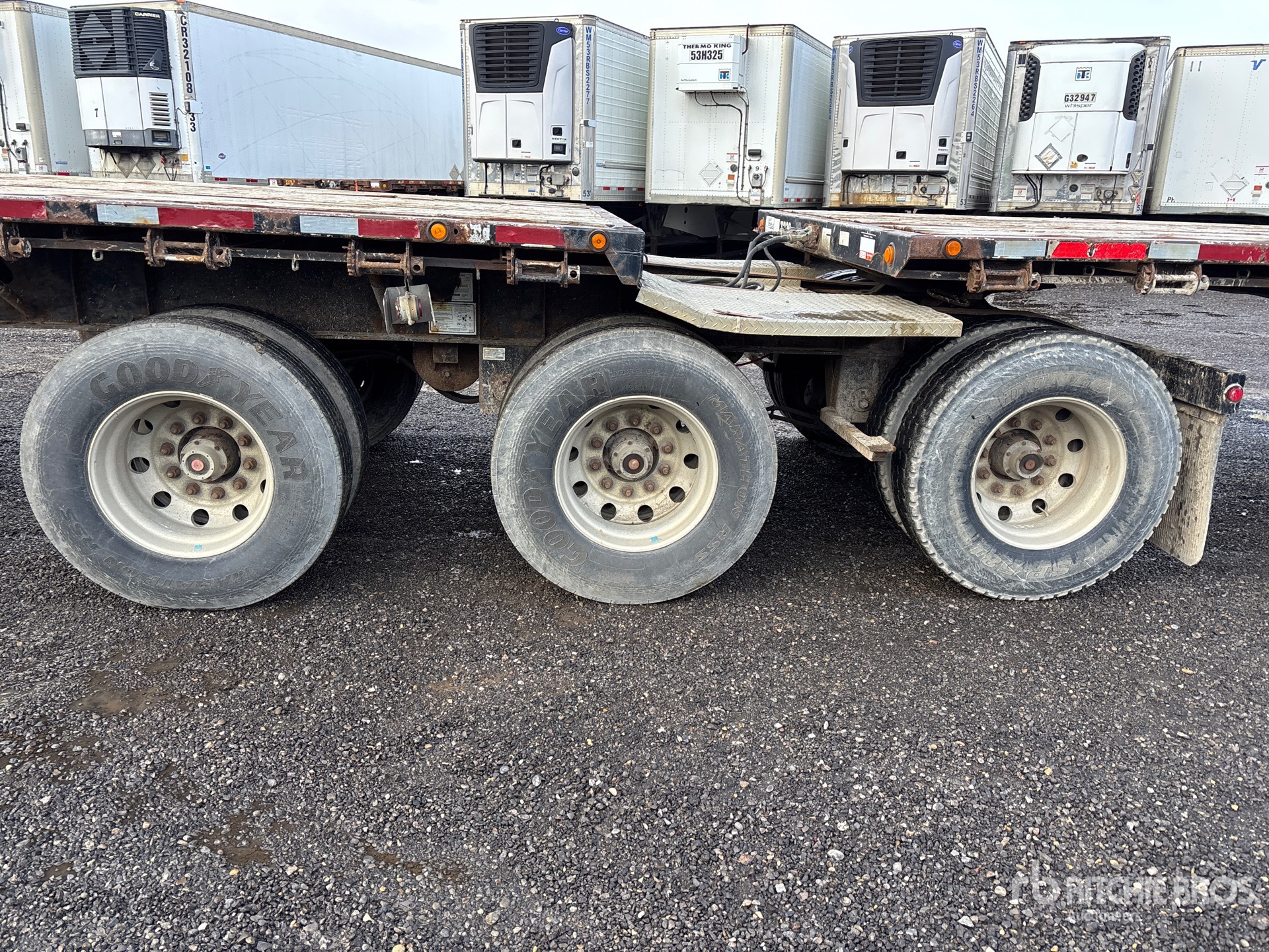 2009 Doepker 32 ft Tri/A Super B-Train Lead