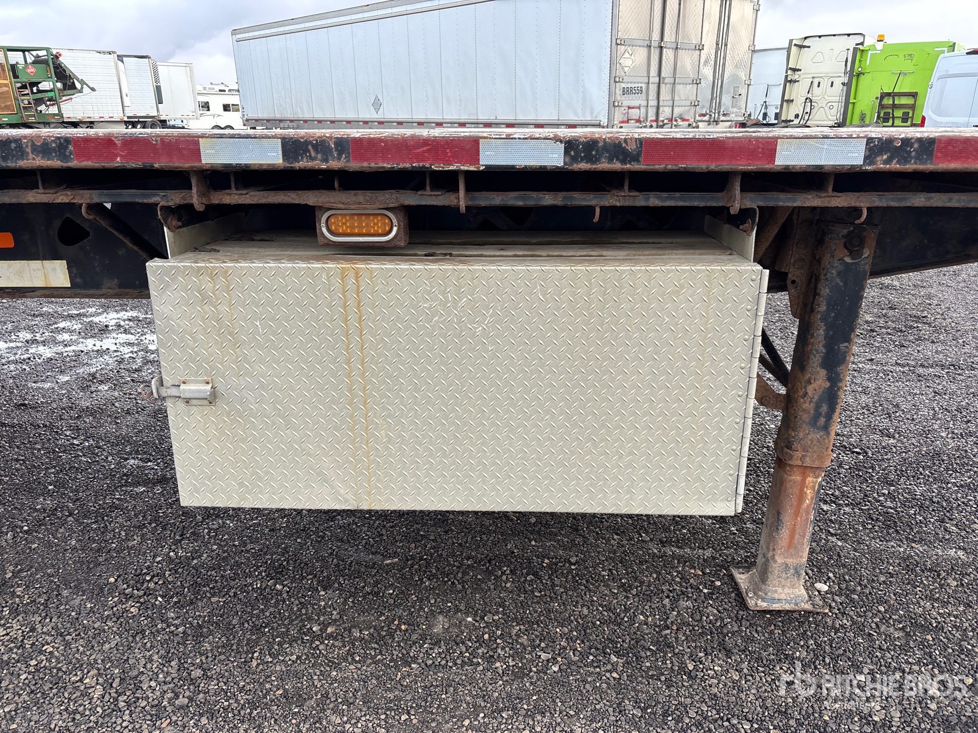 2009 Doepker 32 ft Tri/A Super B-Train Lead