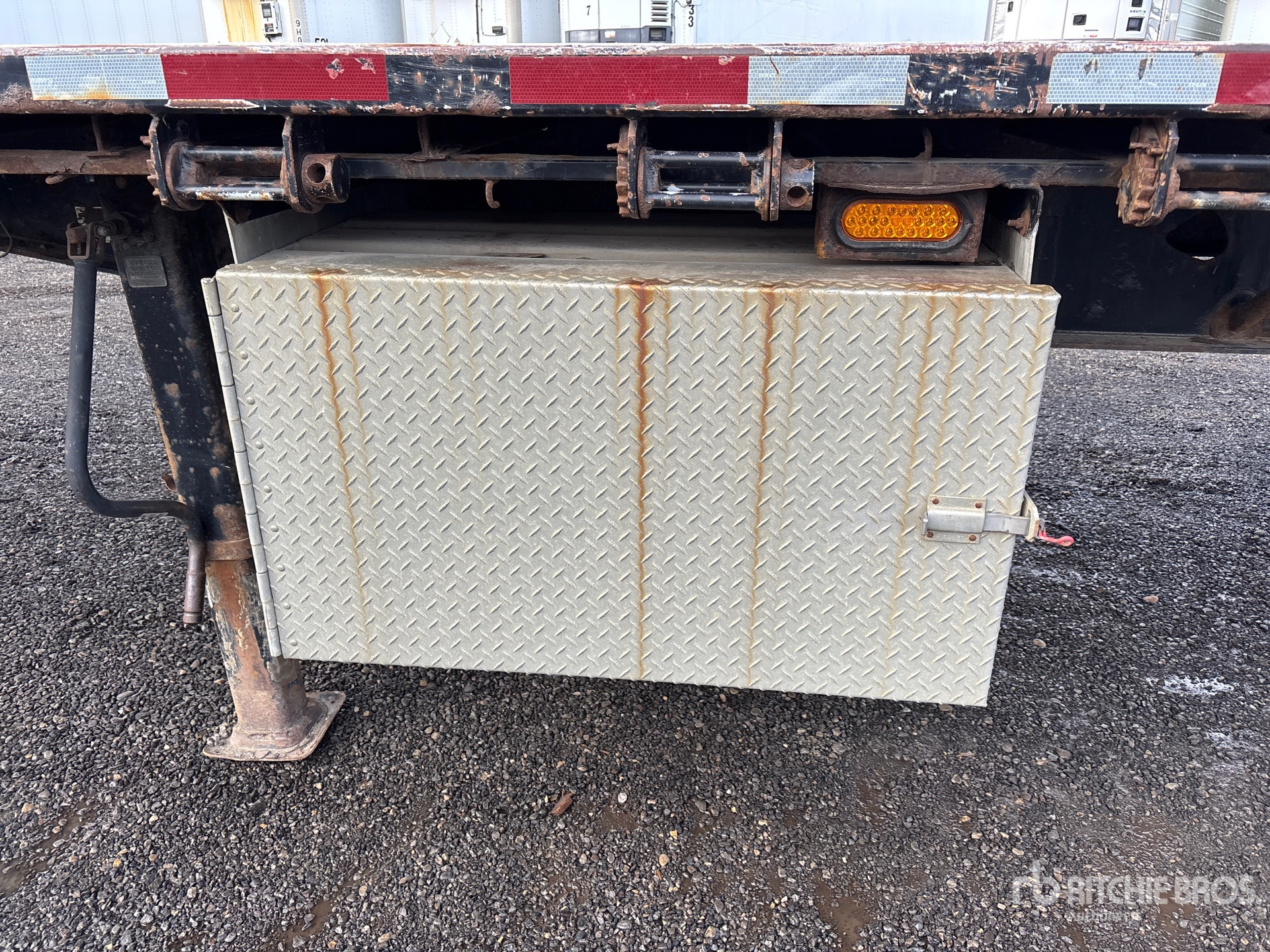 2009 Doepker 32 ft Tri/A Super B-Train Lead