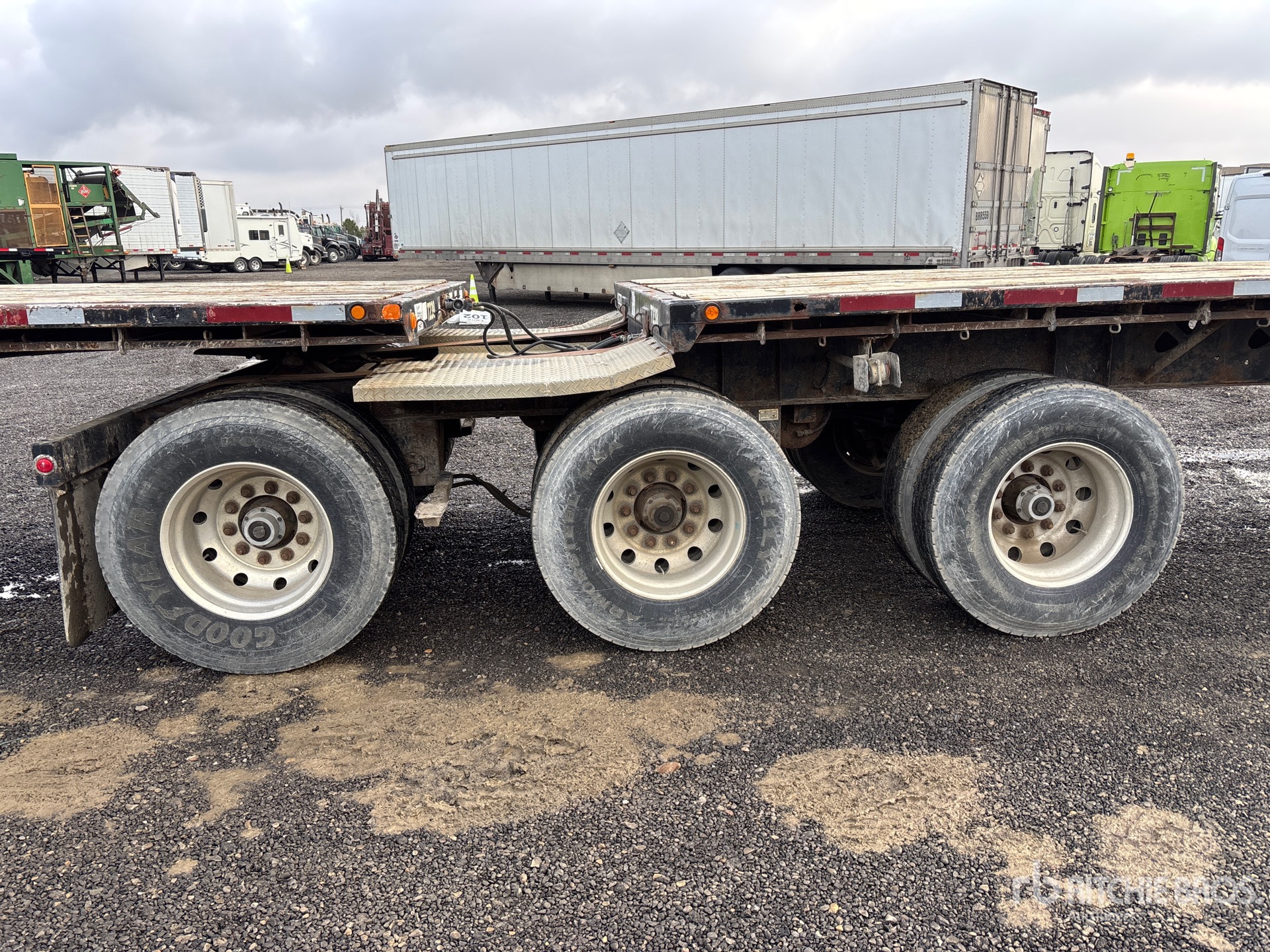 2009 Doepker 32 ft Tri/A Super B-Train Lead