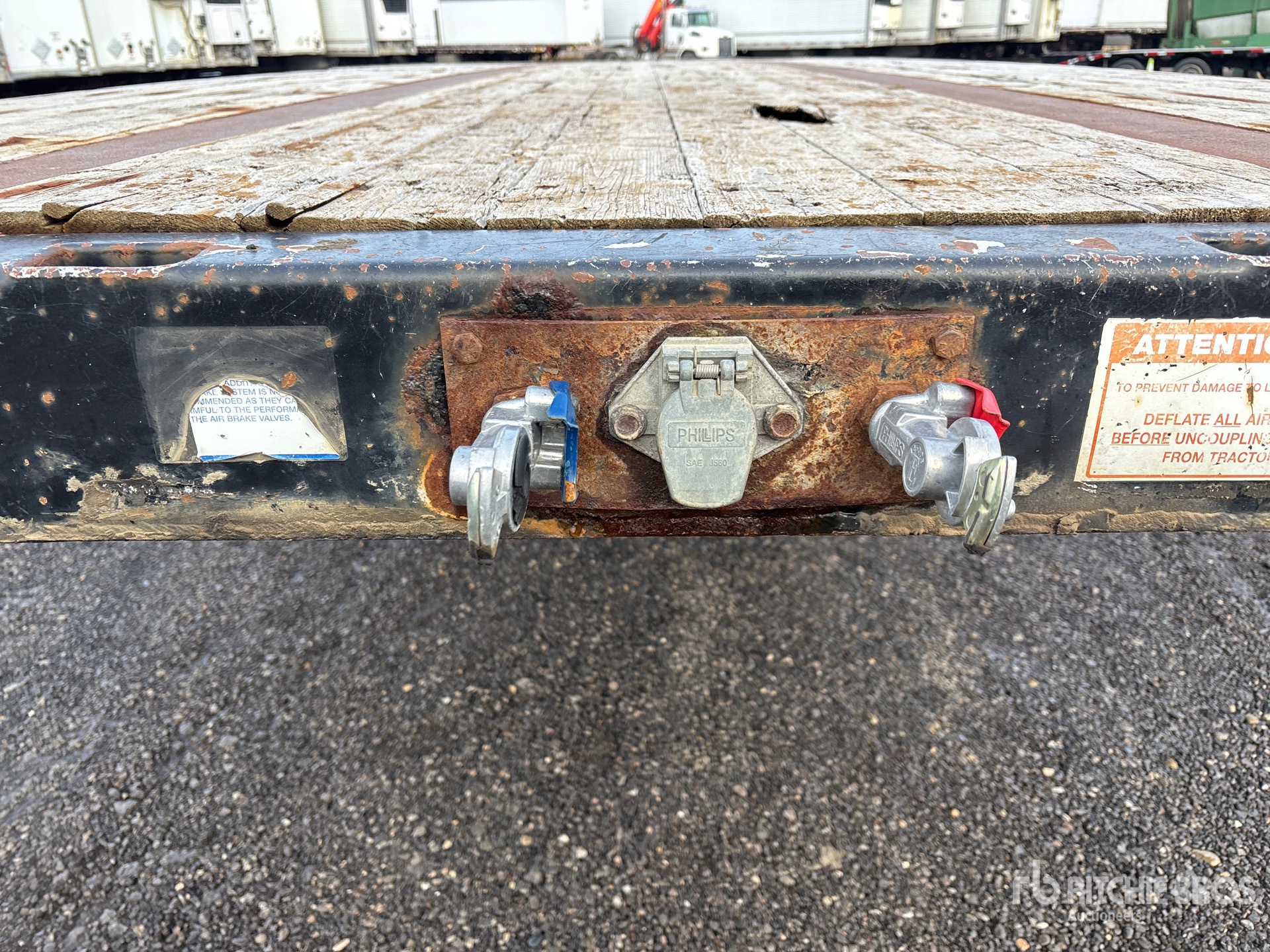 2009 Doepker 32 ft Tri/A Super B-Train Lead