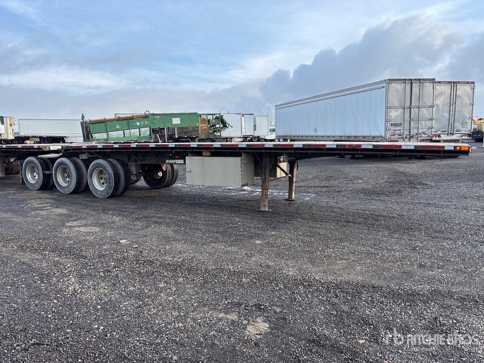 2009 Doepker 32 ft Tri/A Super B-Train Lead