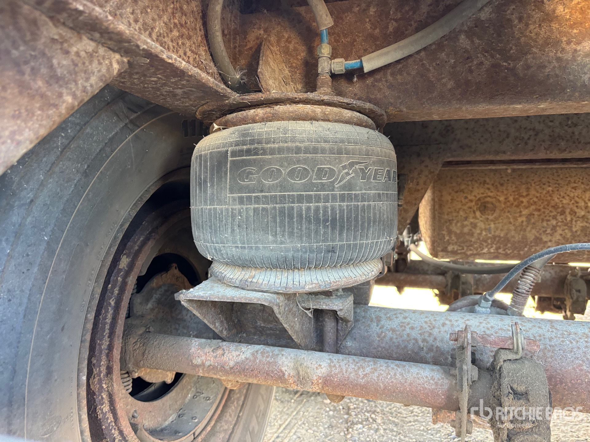 1998 Utility 32 FT X 102 IN T/A