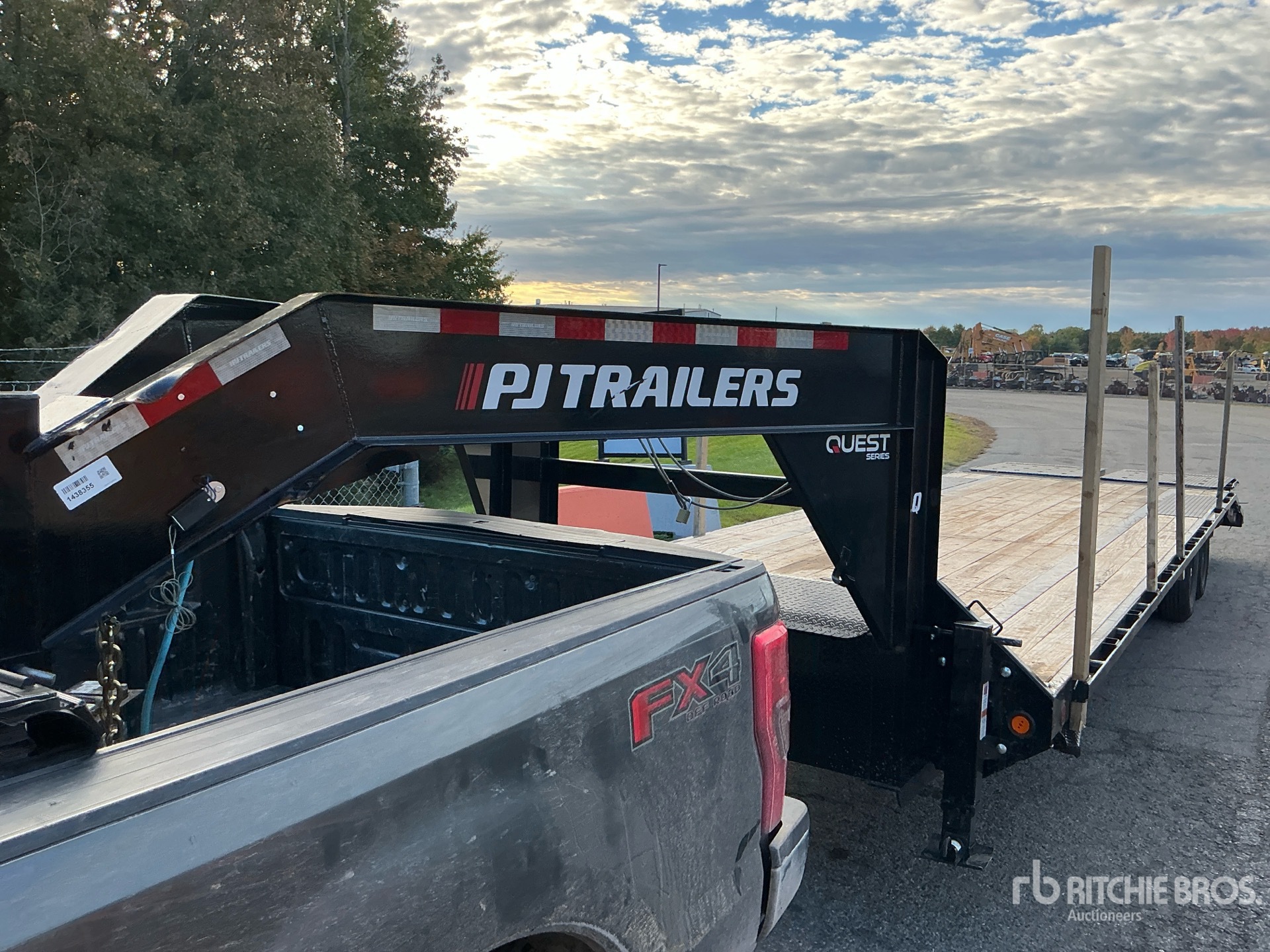 2027 Pj Trailers LQ302