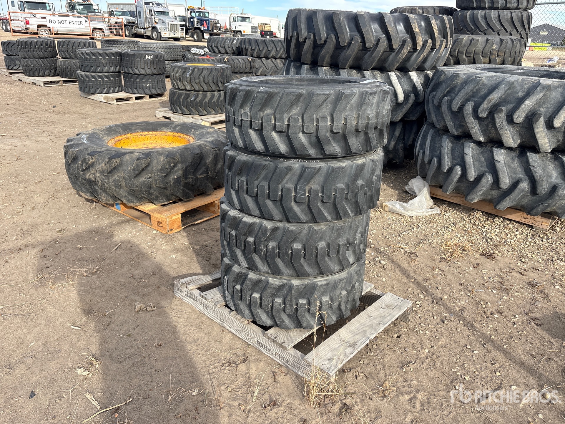 Caterpillar QUANTITY OF (4) 10X16.5 SKID ST ...