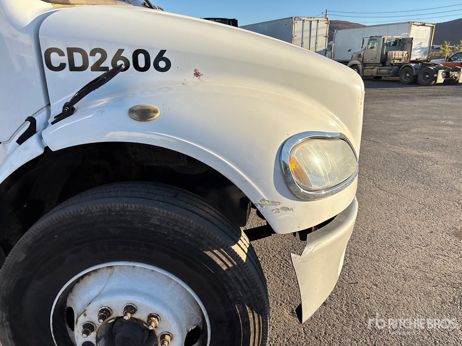 2013 Freightliner M2106