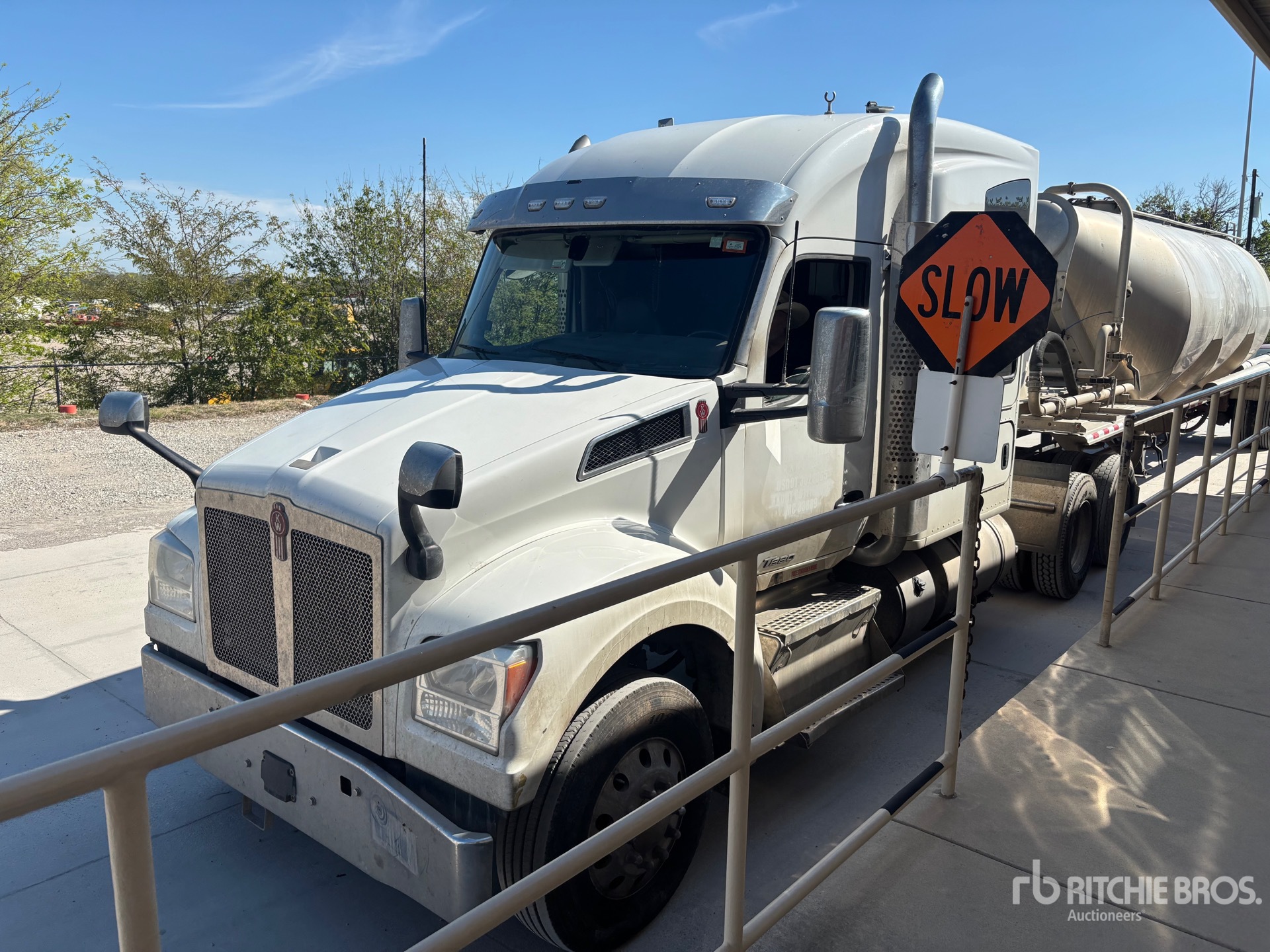 Photo of 2020 Kenworth T880