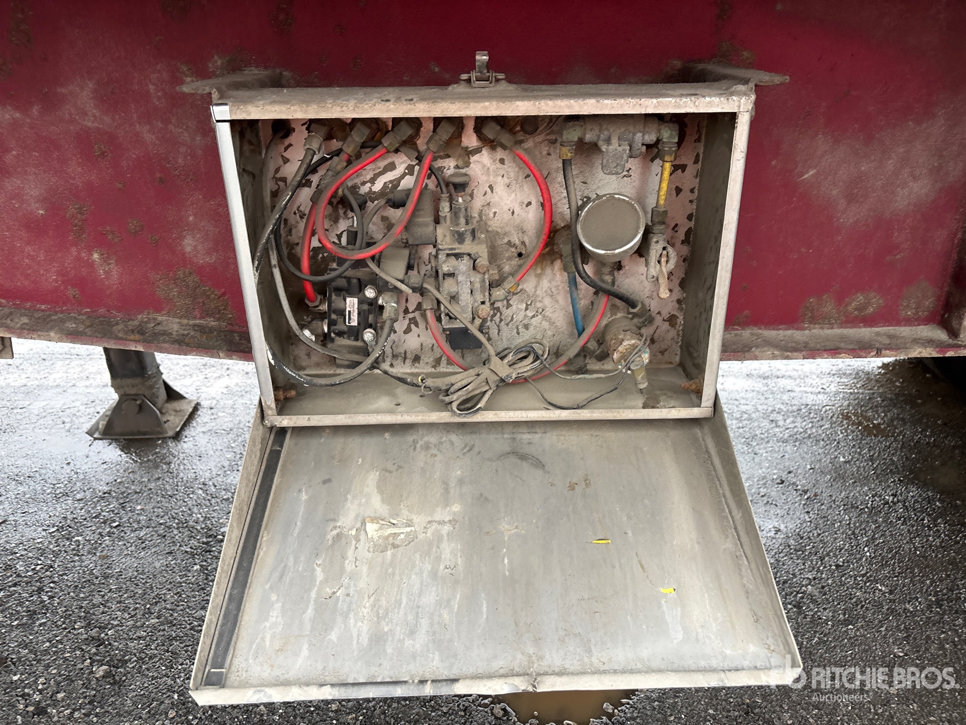 1998 Titan 36 ft Tri/A Aluminum Demolition