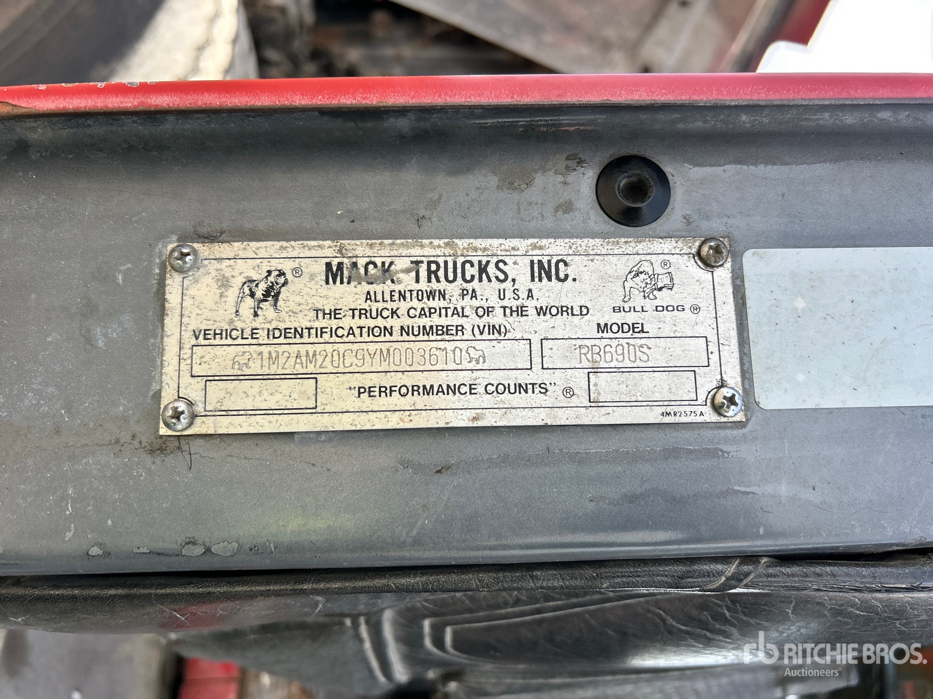2000 Mack RB690S