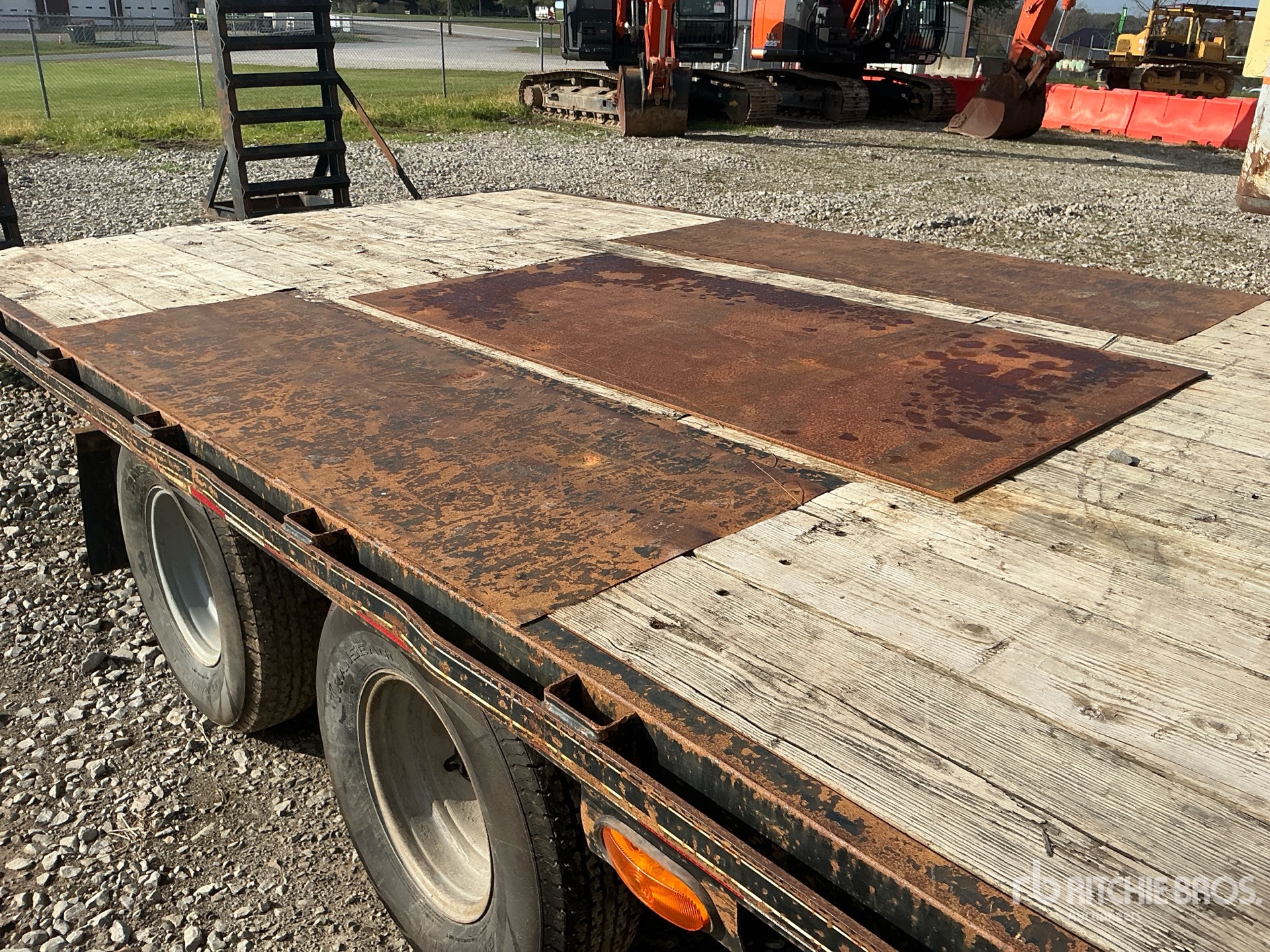 2017 Quality Trailers 30 FT T/A GOOSENECK
