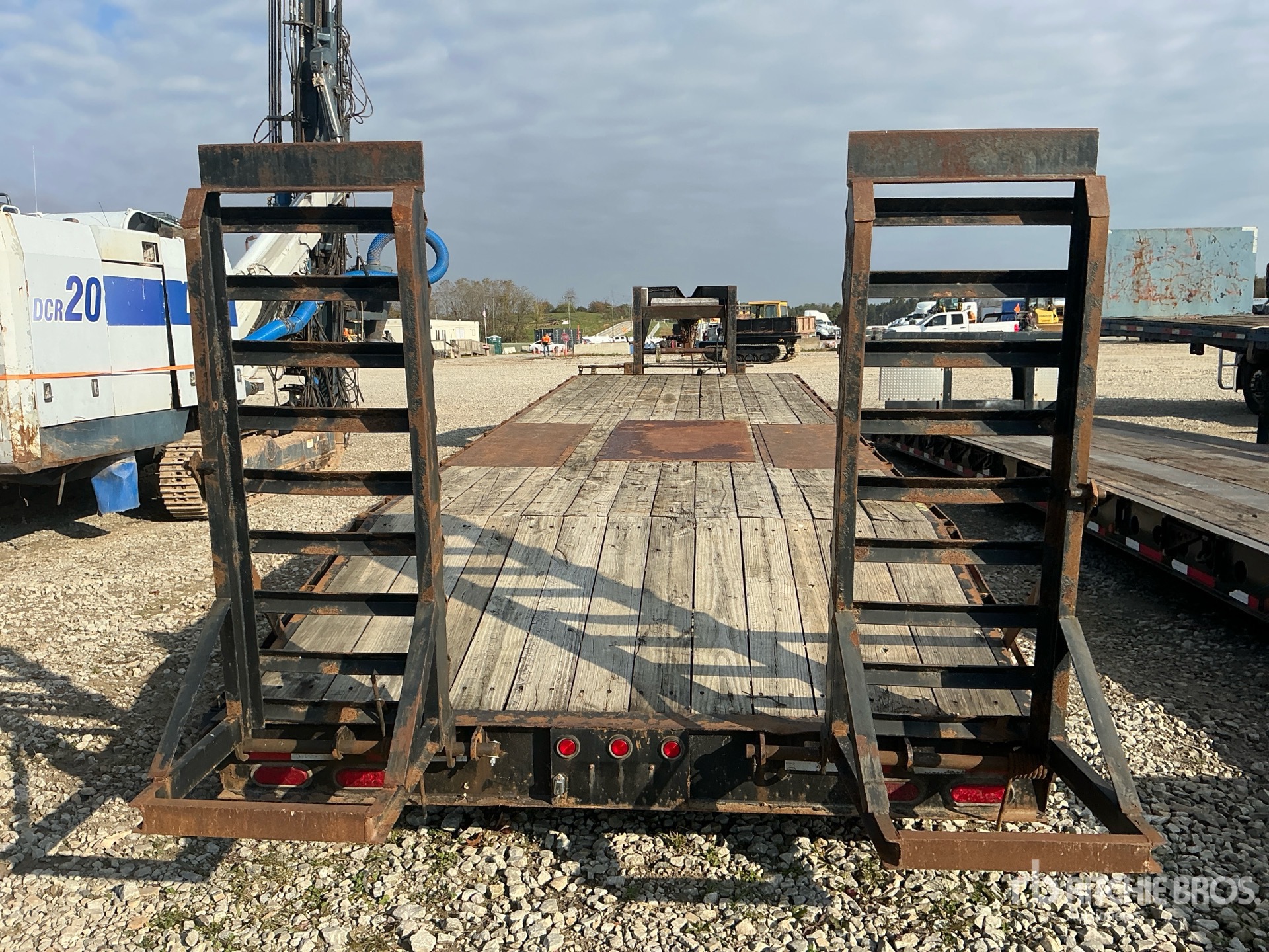2017 Quality Trailers 30 FT T/A GOOSENECK