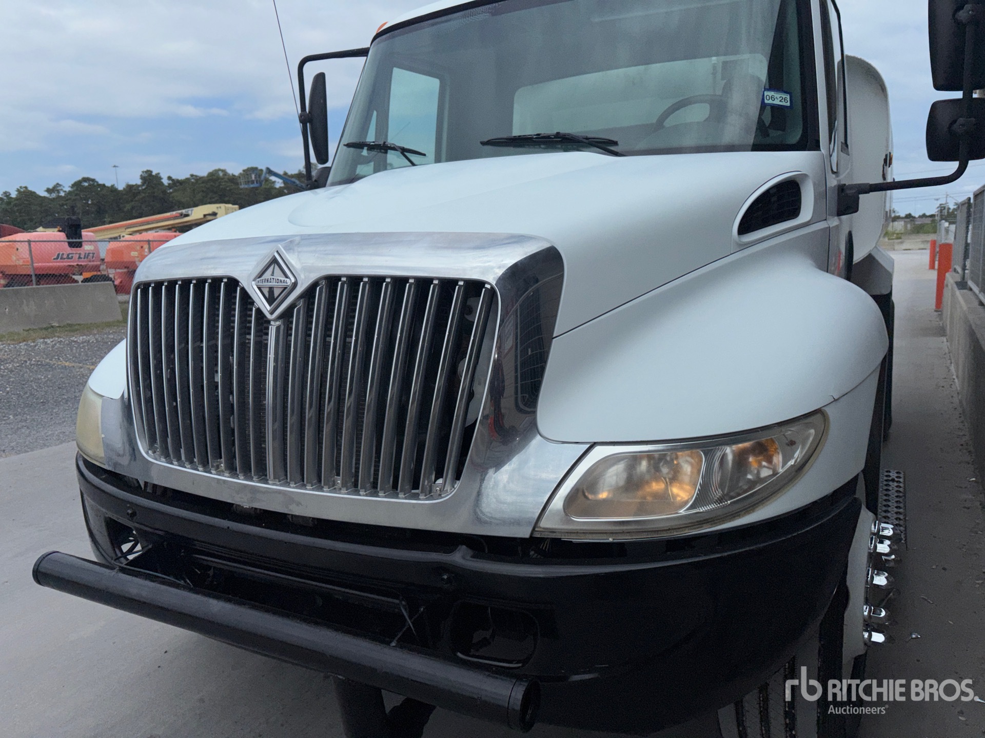 2006 International 4300 SBA